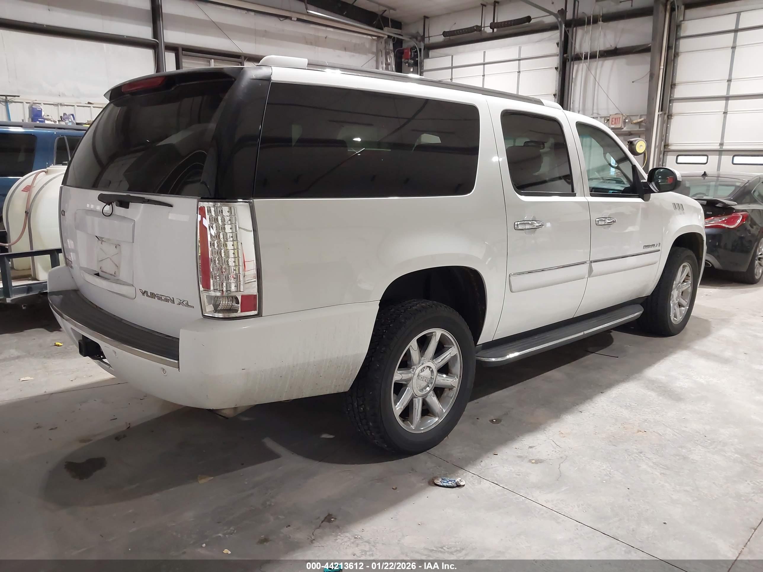 GMC YUKON image 4