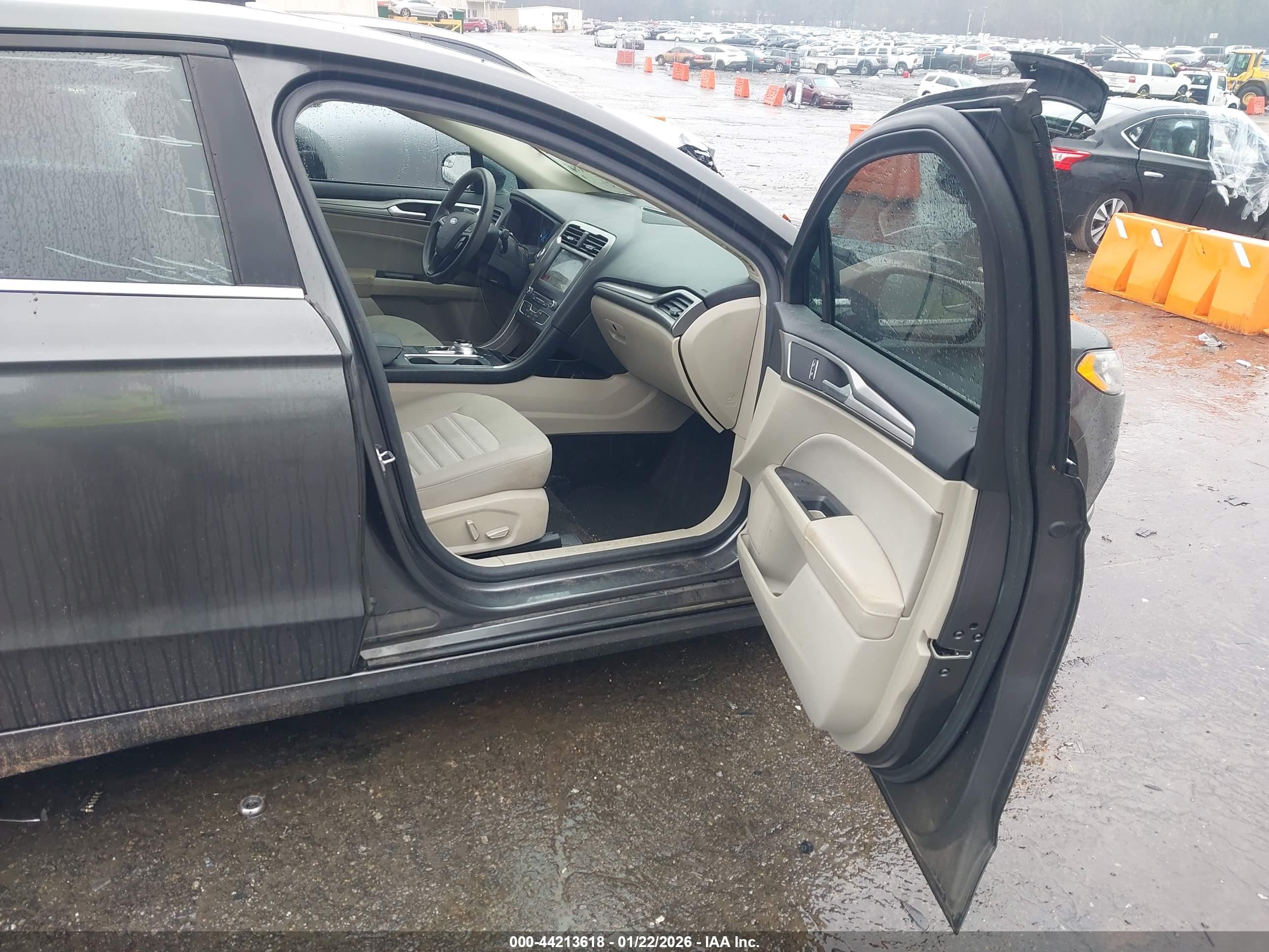 FORD FUSION image 5