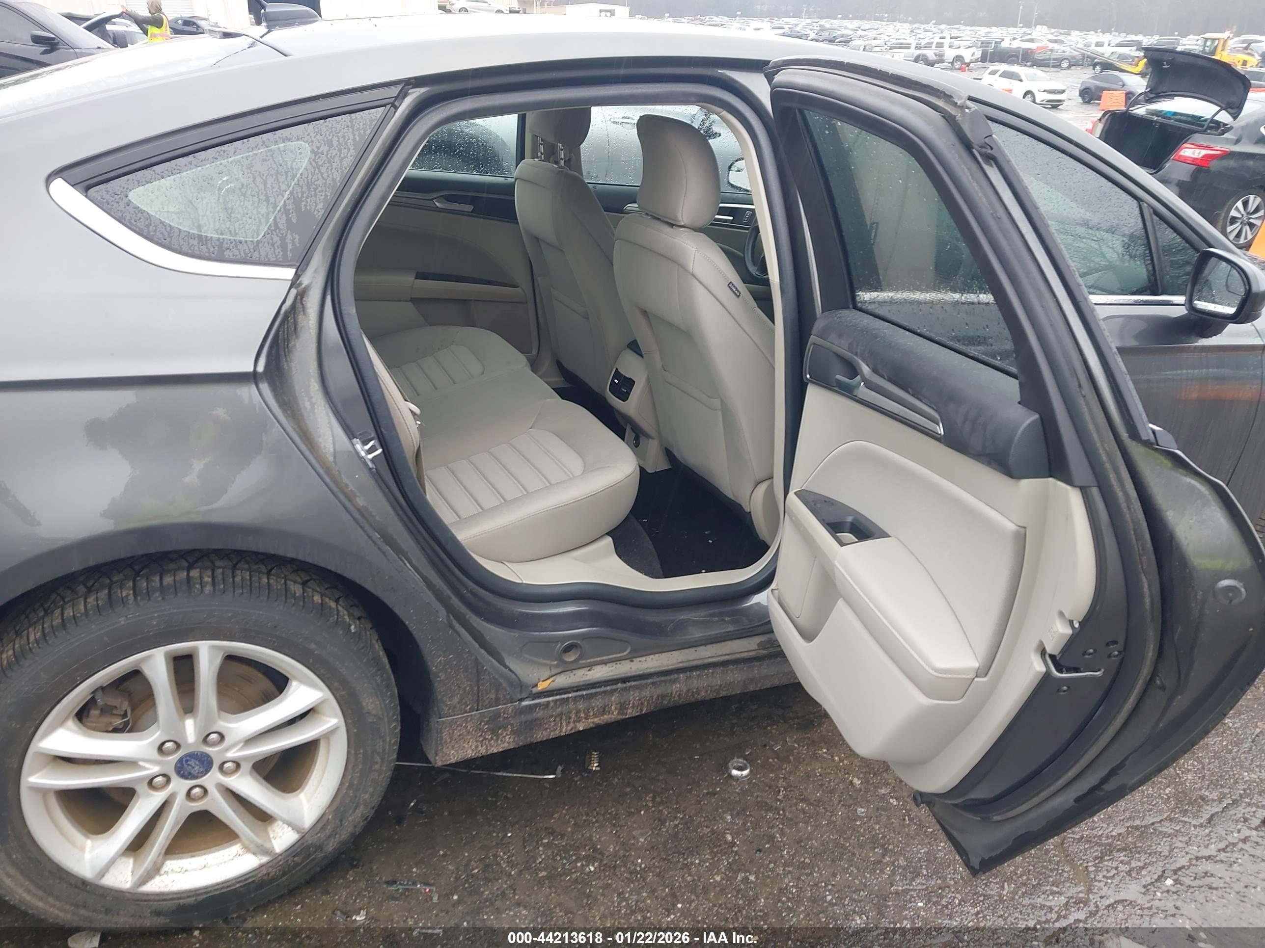 FORD FUSION image 8