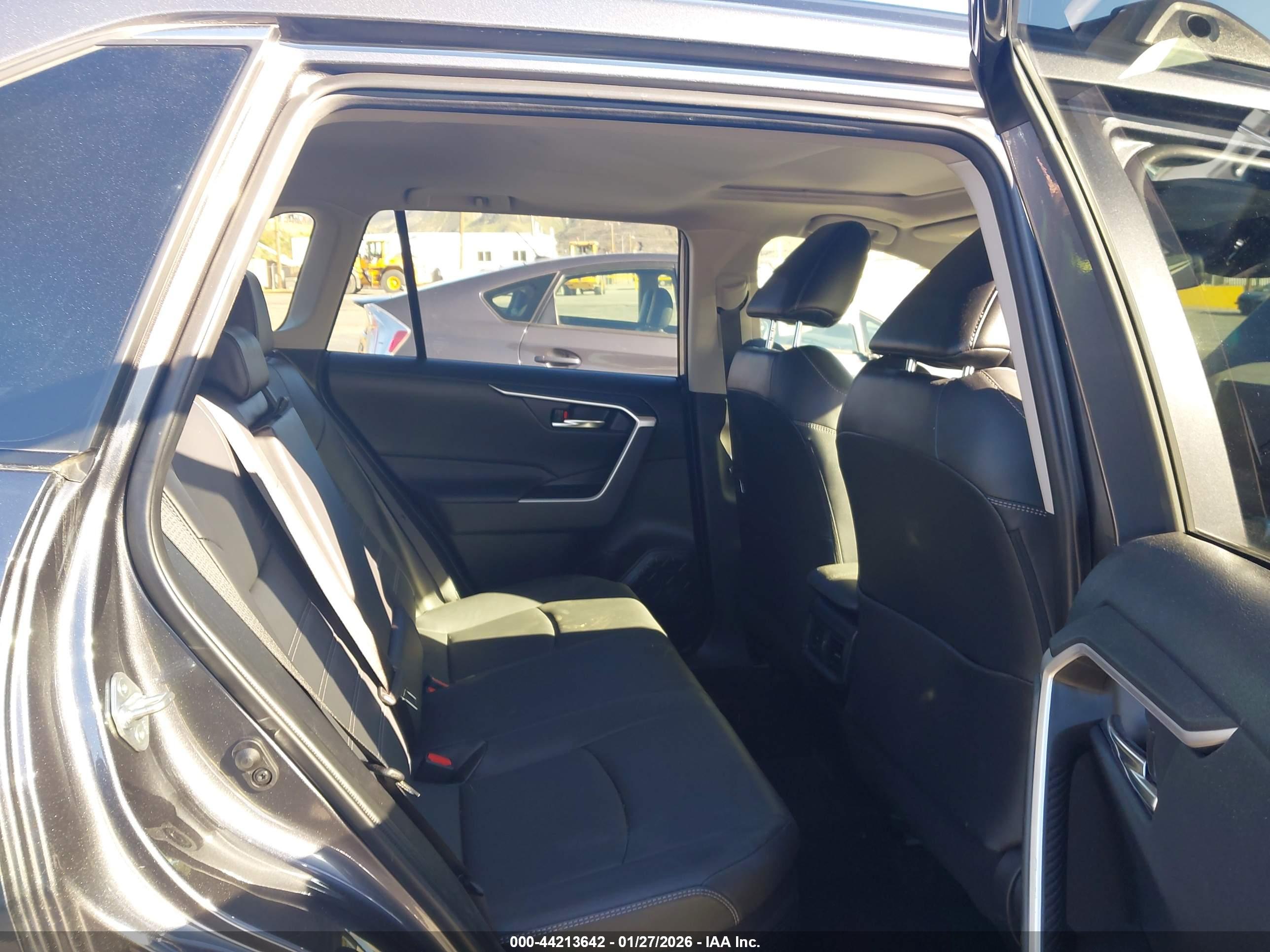 TOYOTA RAV4 image 8