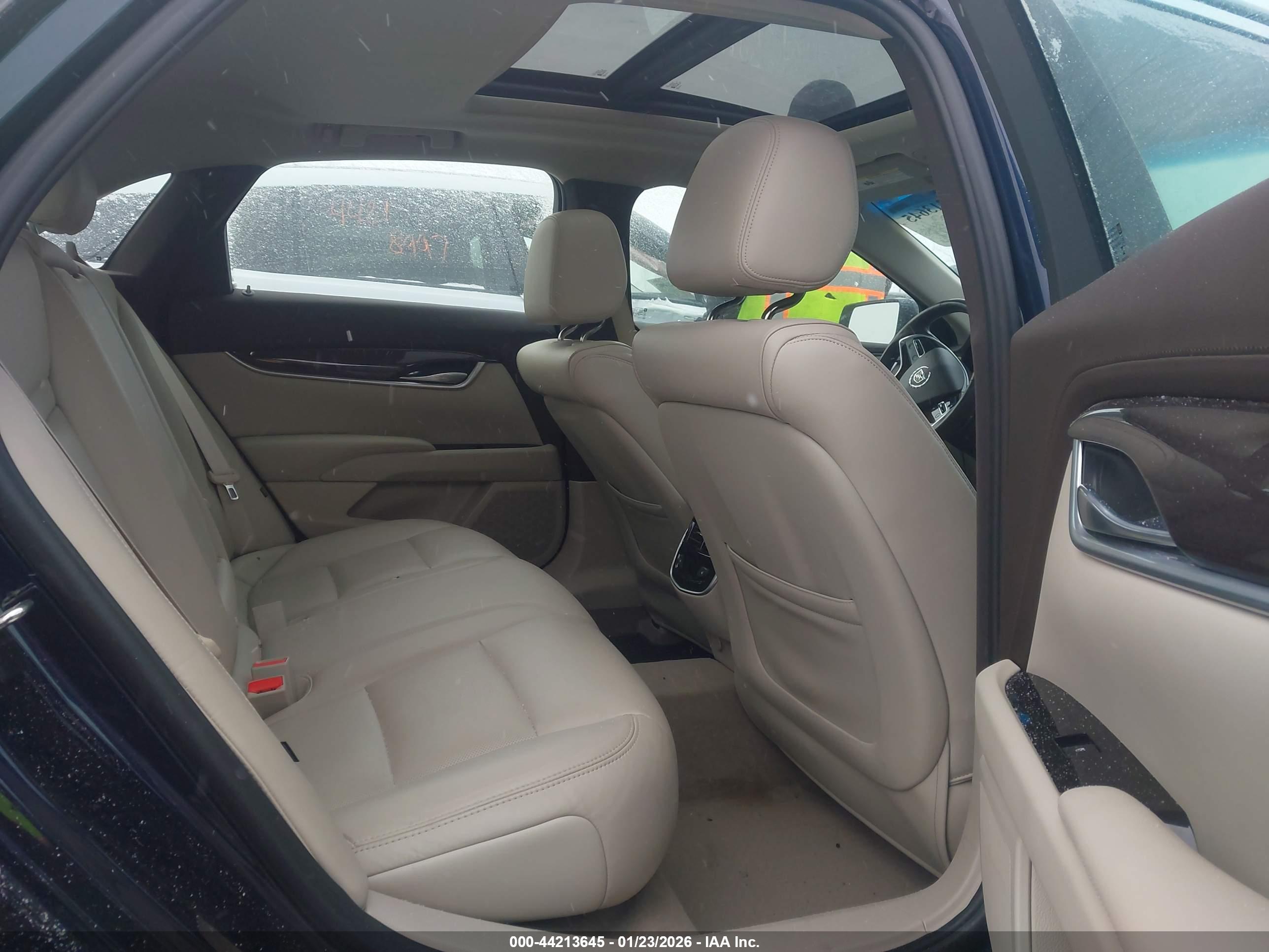 CADILLAC XTS image 8
