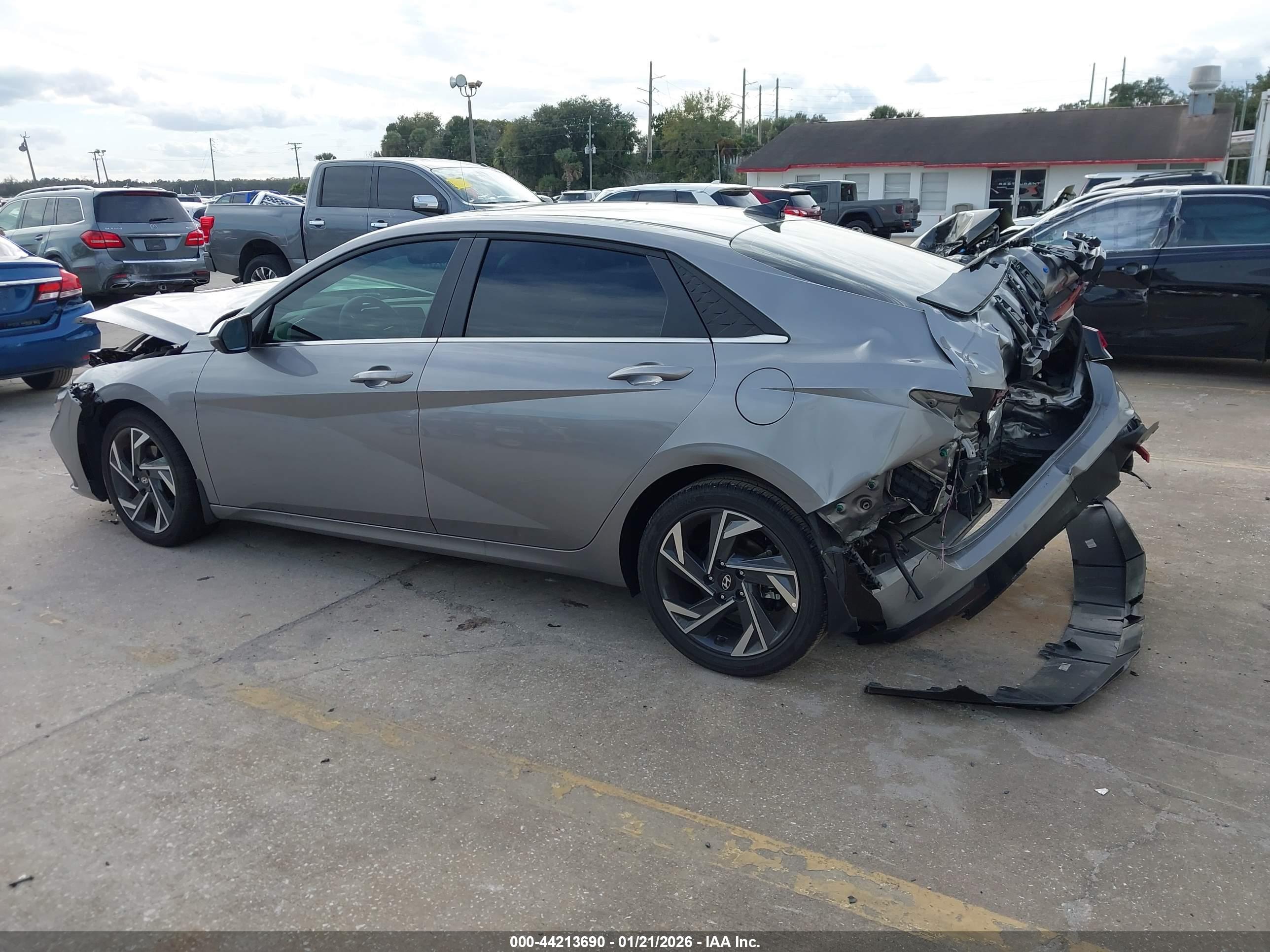 HYUNDAI ELANTRA image 3