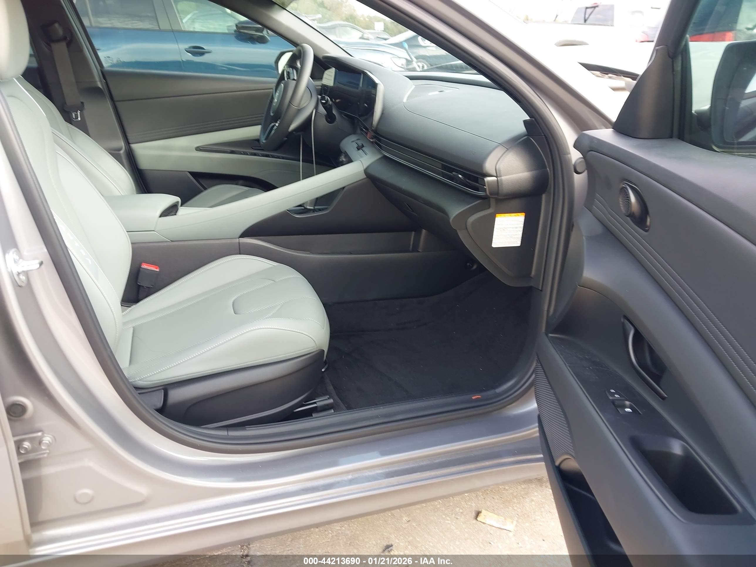 HYUNDAI ELANTRA image 5