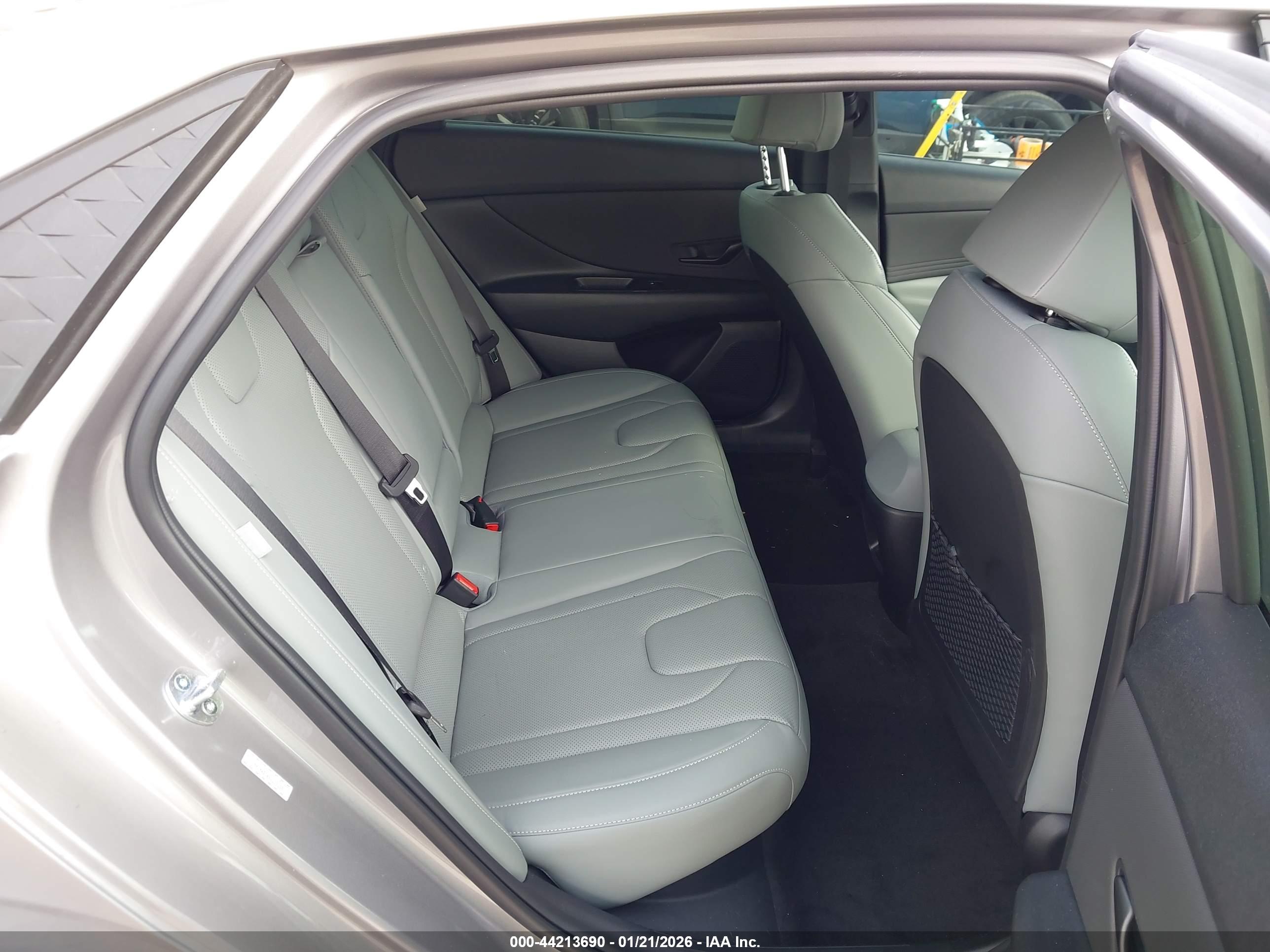 HYUNDAI ELANTRA image 8