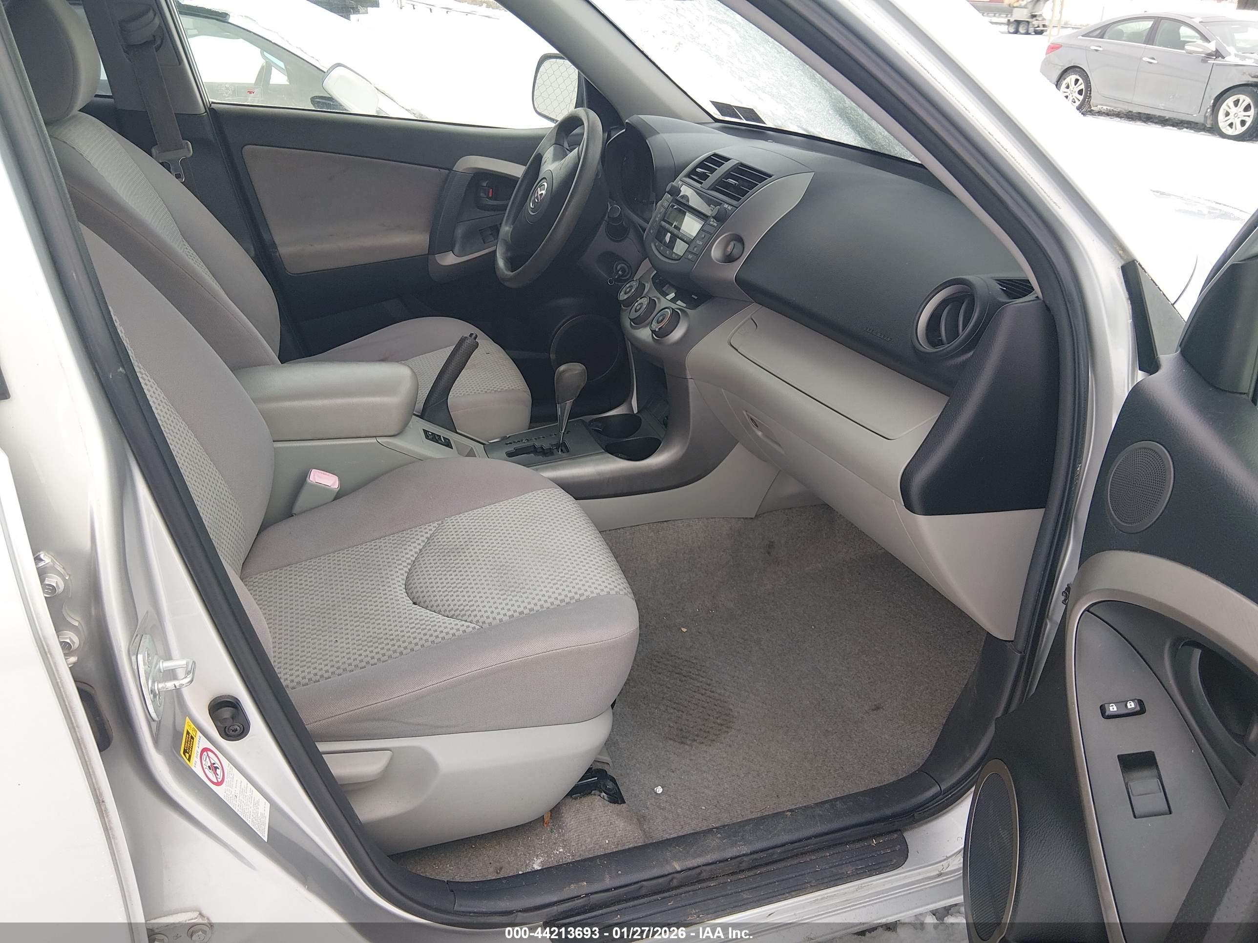 TOYOTA RAV4 image 5
