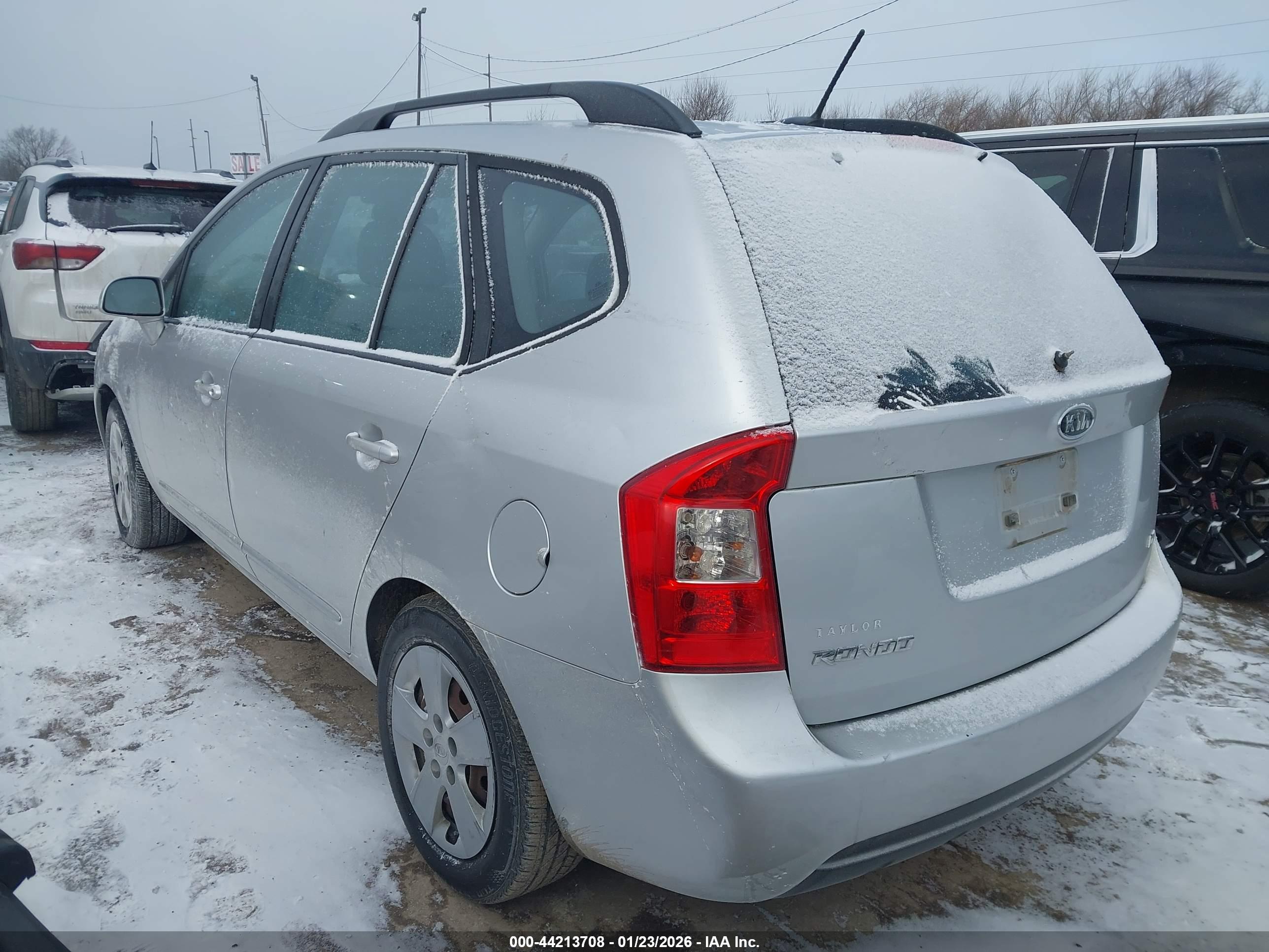 KIA RONDO image 3