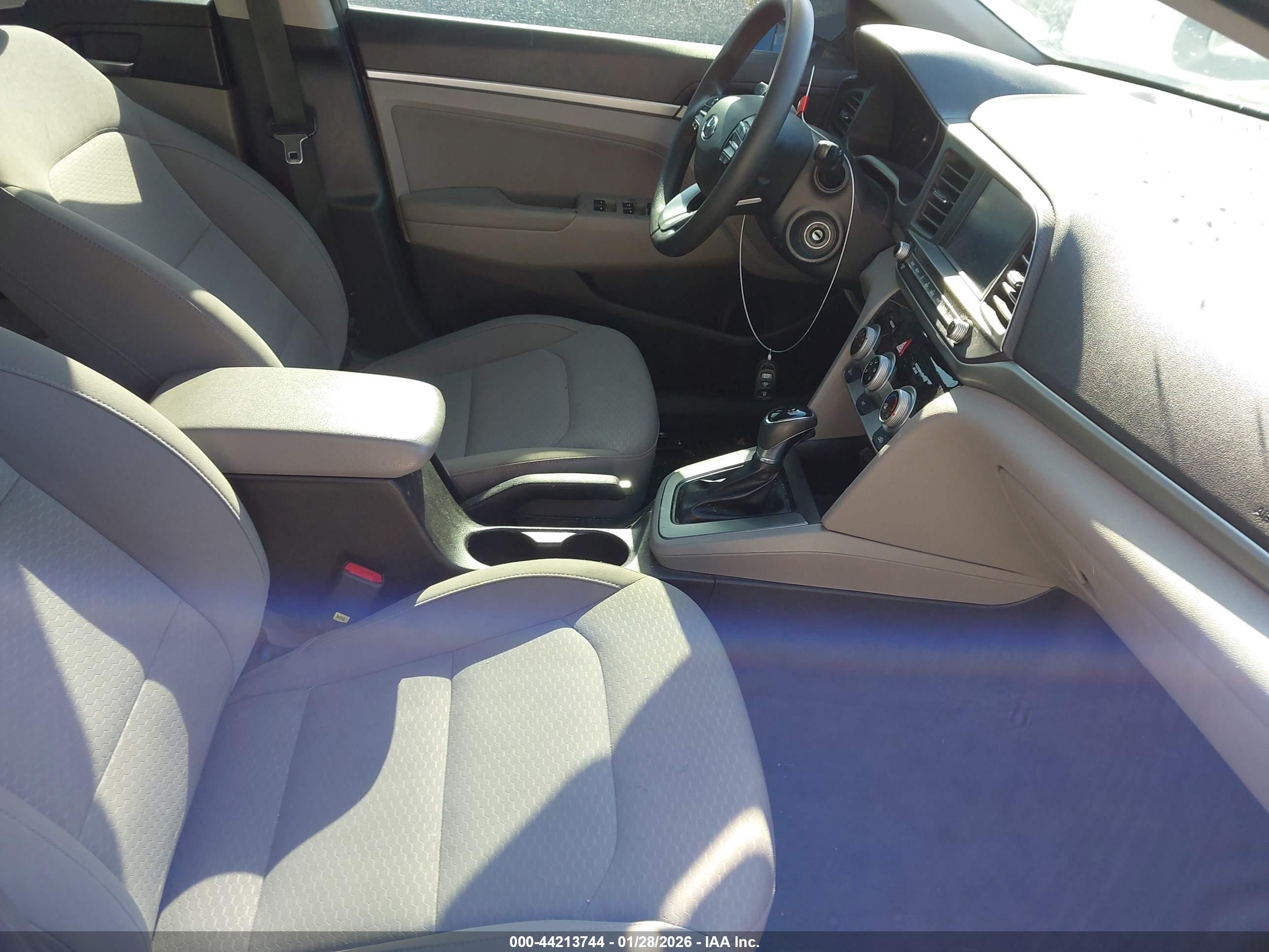 HYUNDAI ELANTRA image 5