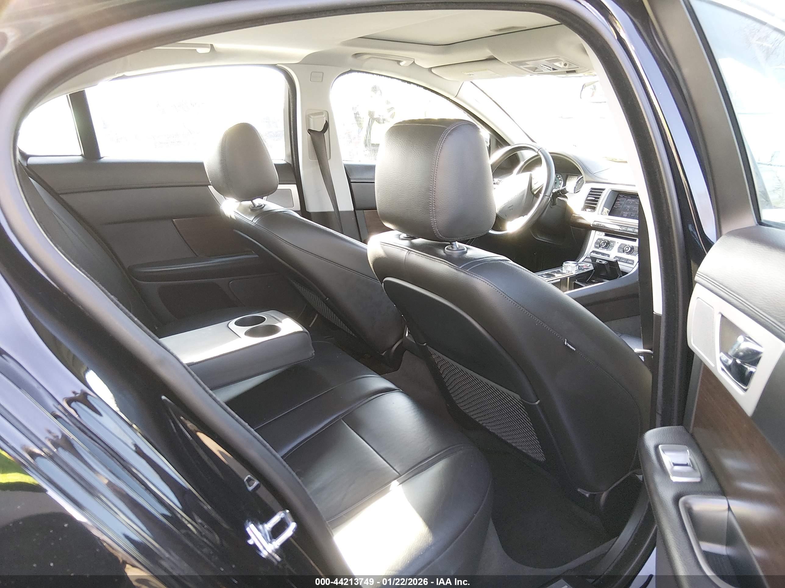 JAGUAR XF image 8