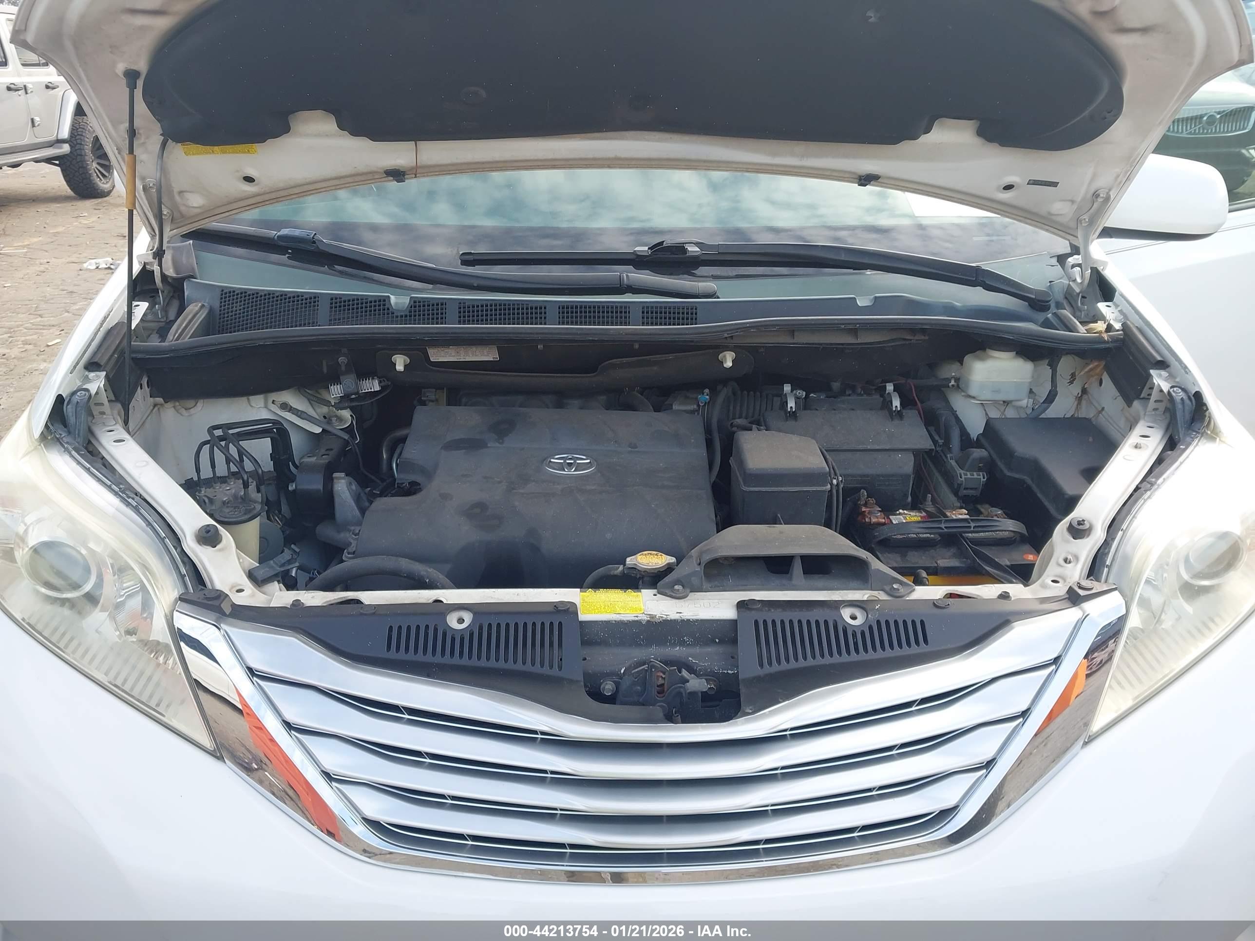TOYOTA SIENNA image 10