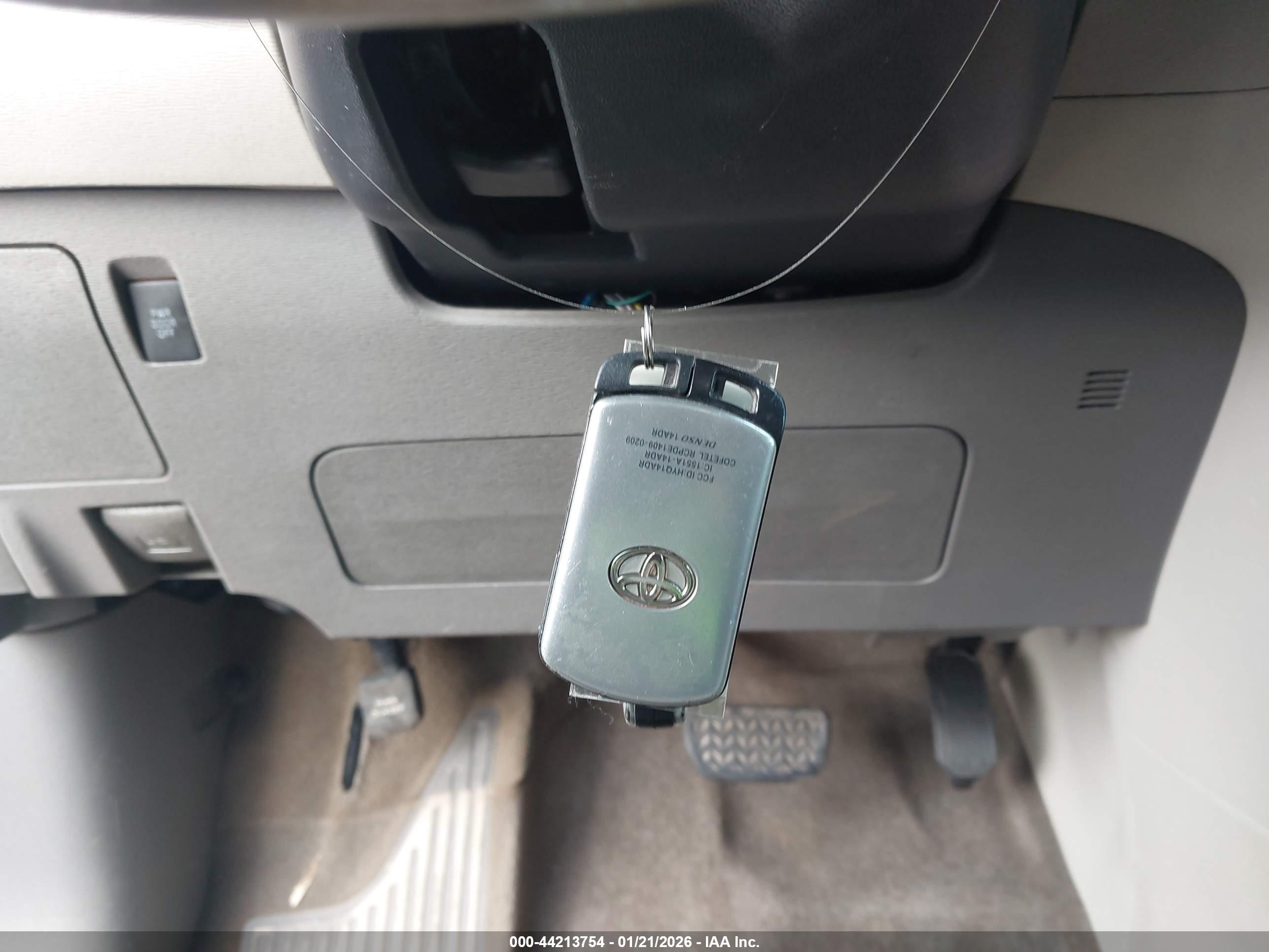 TOYOTA SIENNA image 11