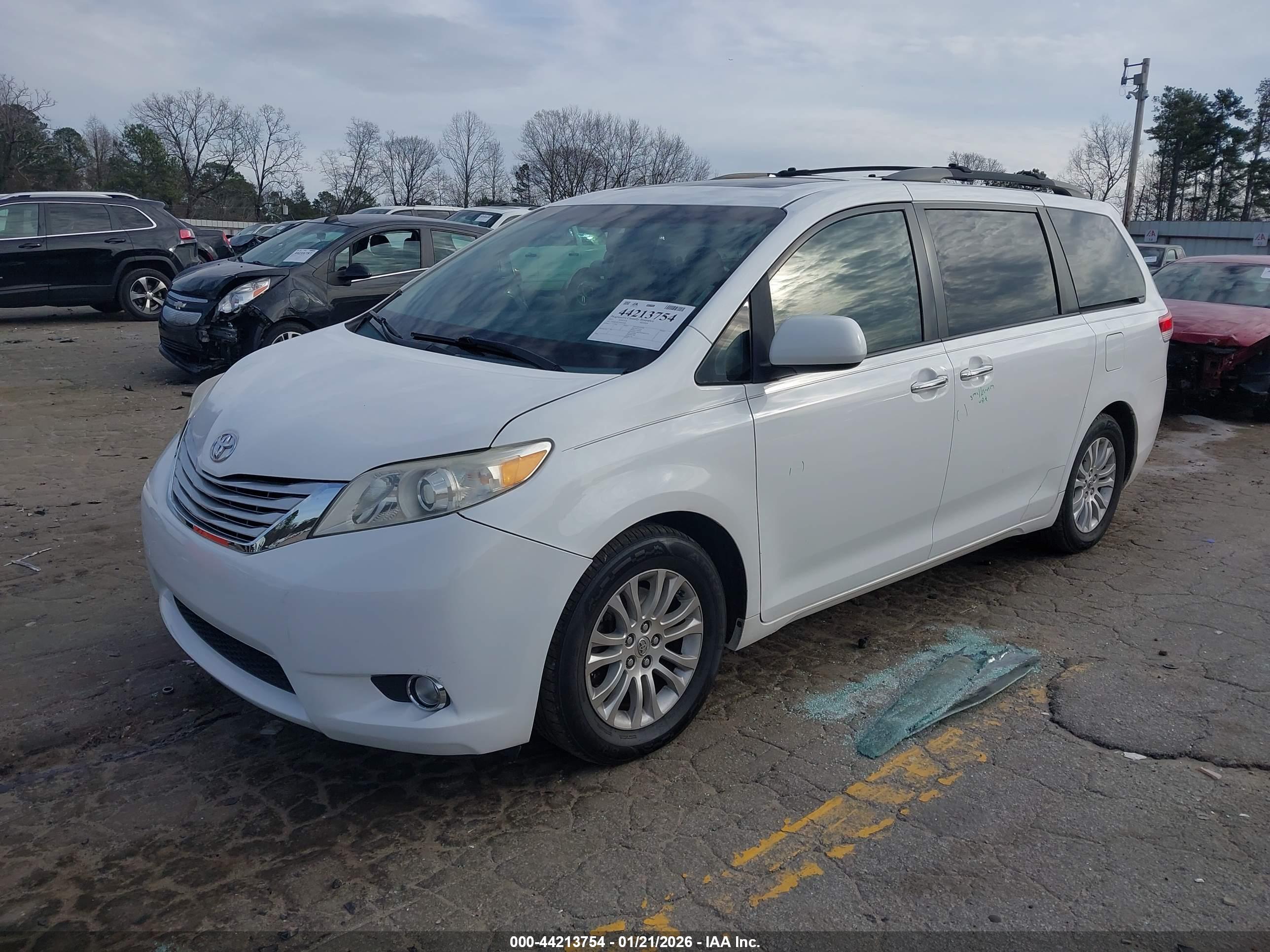 TOYOTA SIENNA image 2