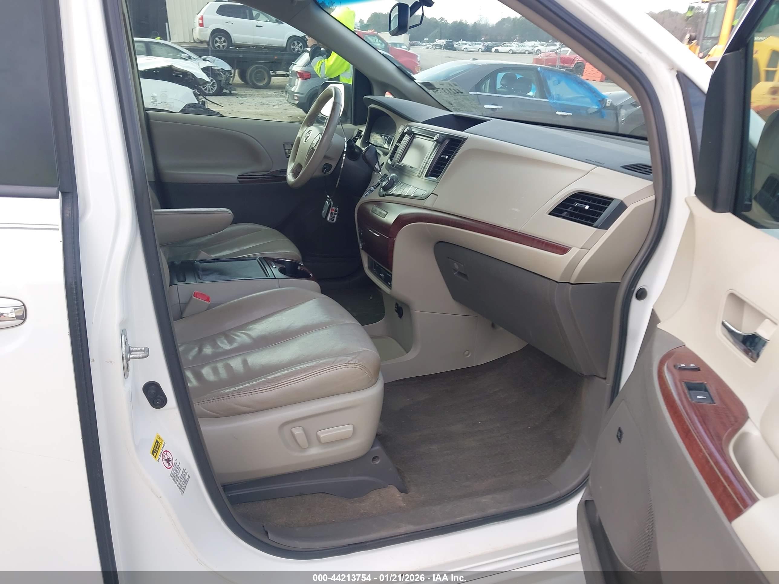 TOYOTA SIENNA image 5