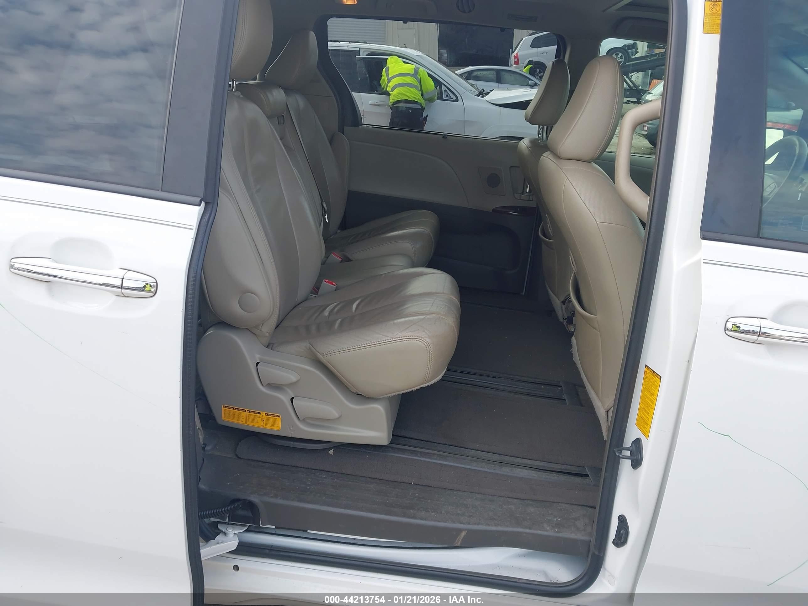 TOYOTA SIENNA image 8
