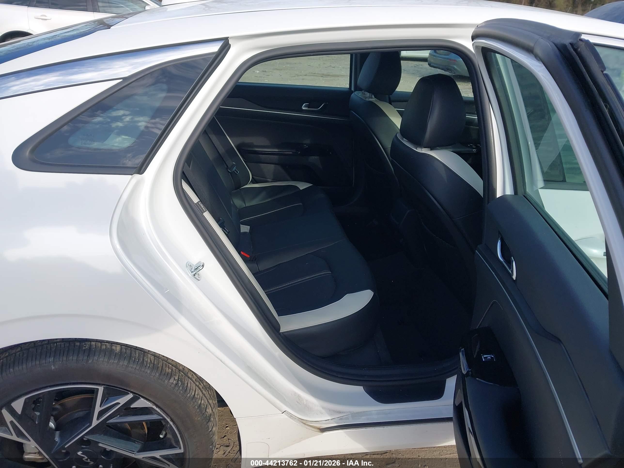 KIA K5 image 8