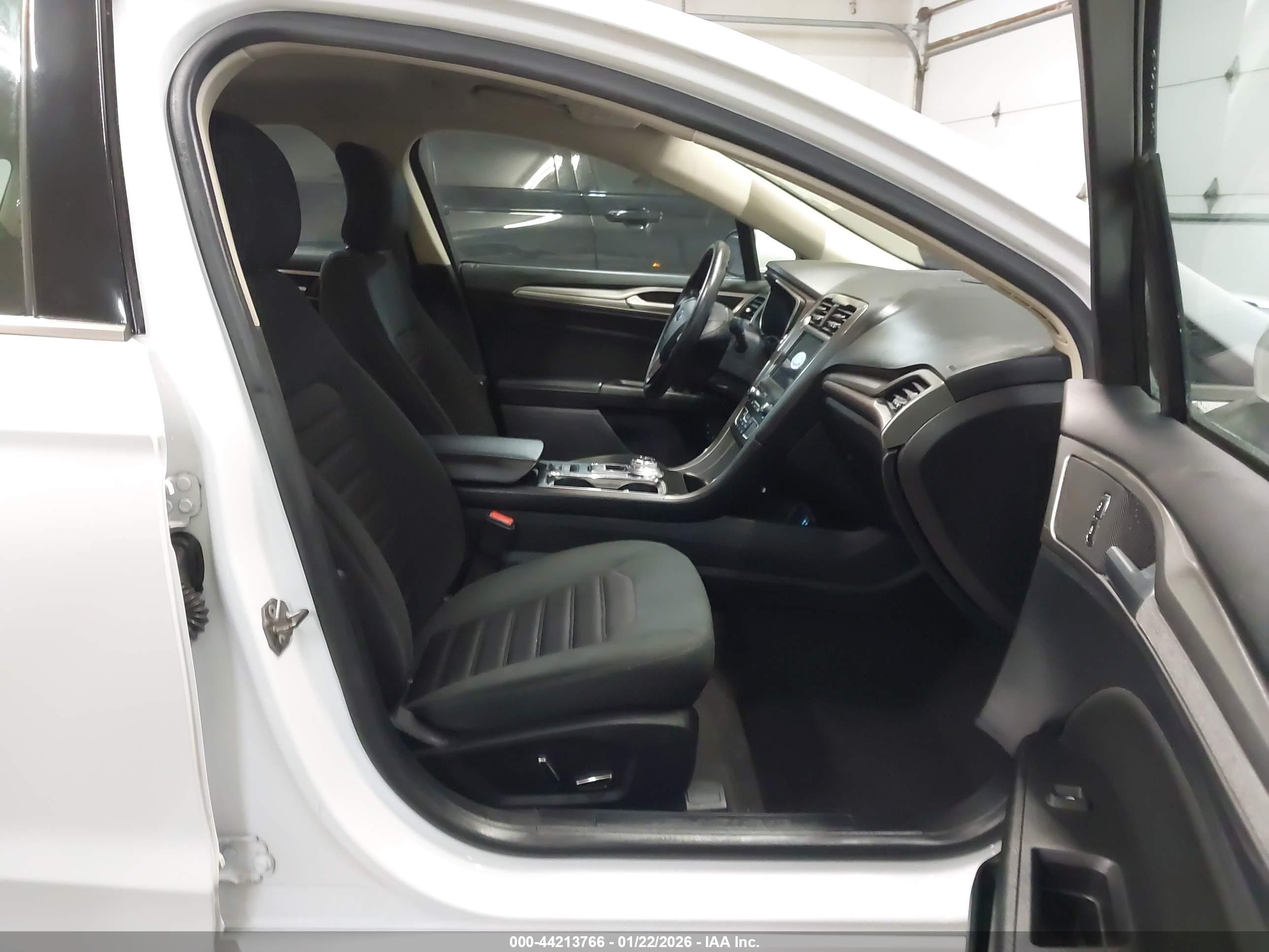 FORD FUSION image 5