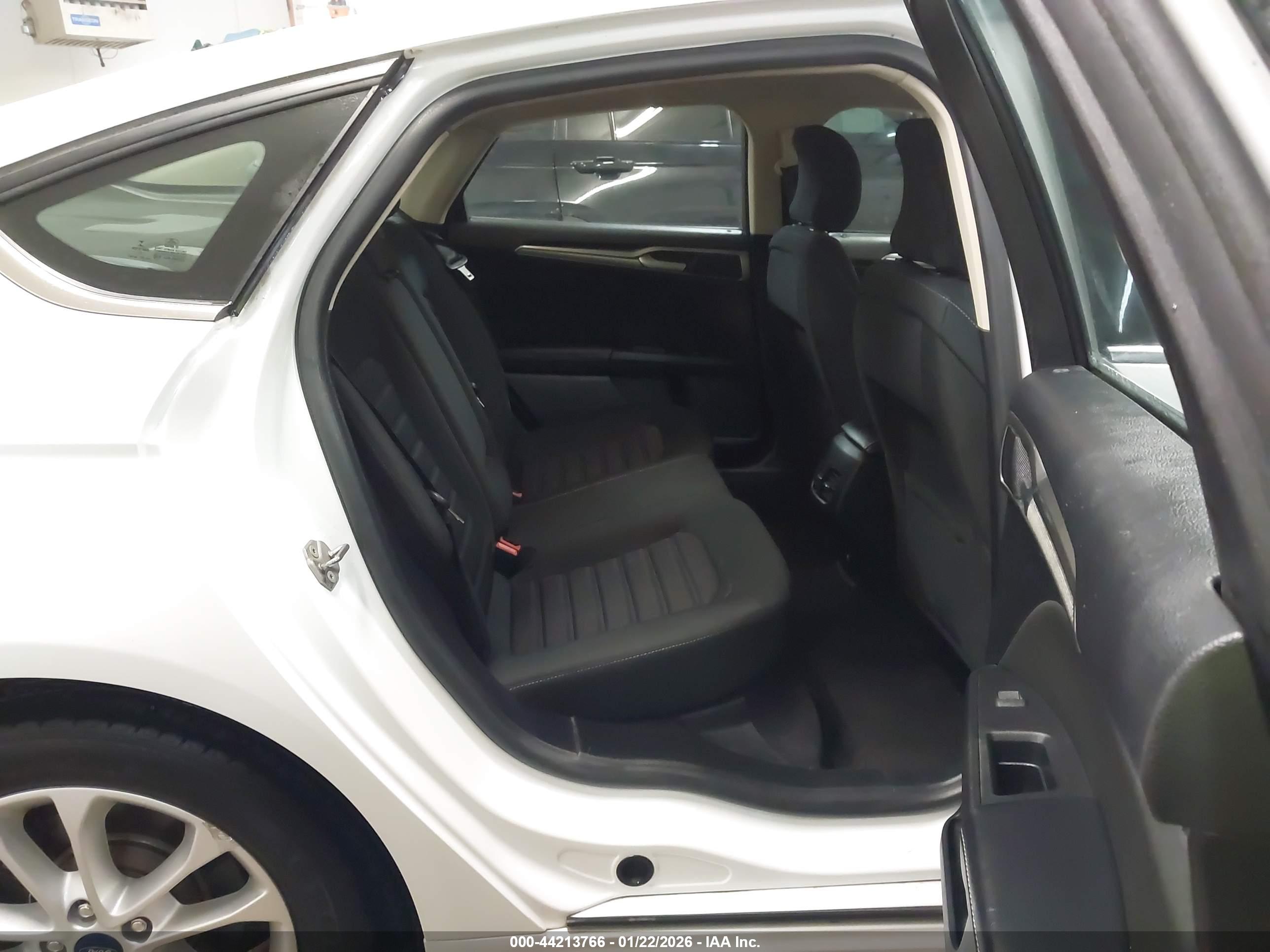 FORD FUSION image 8