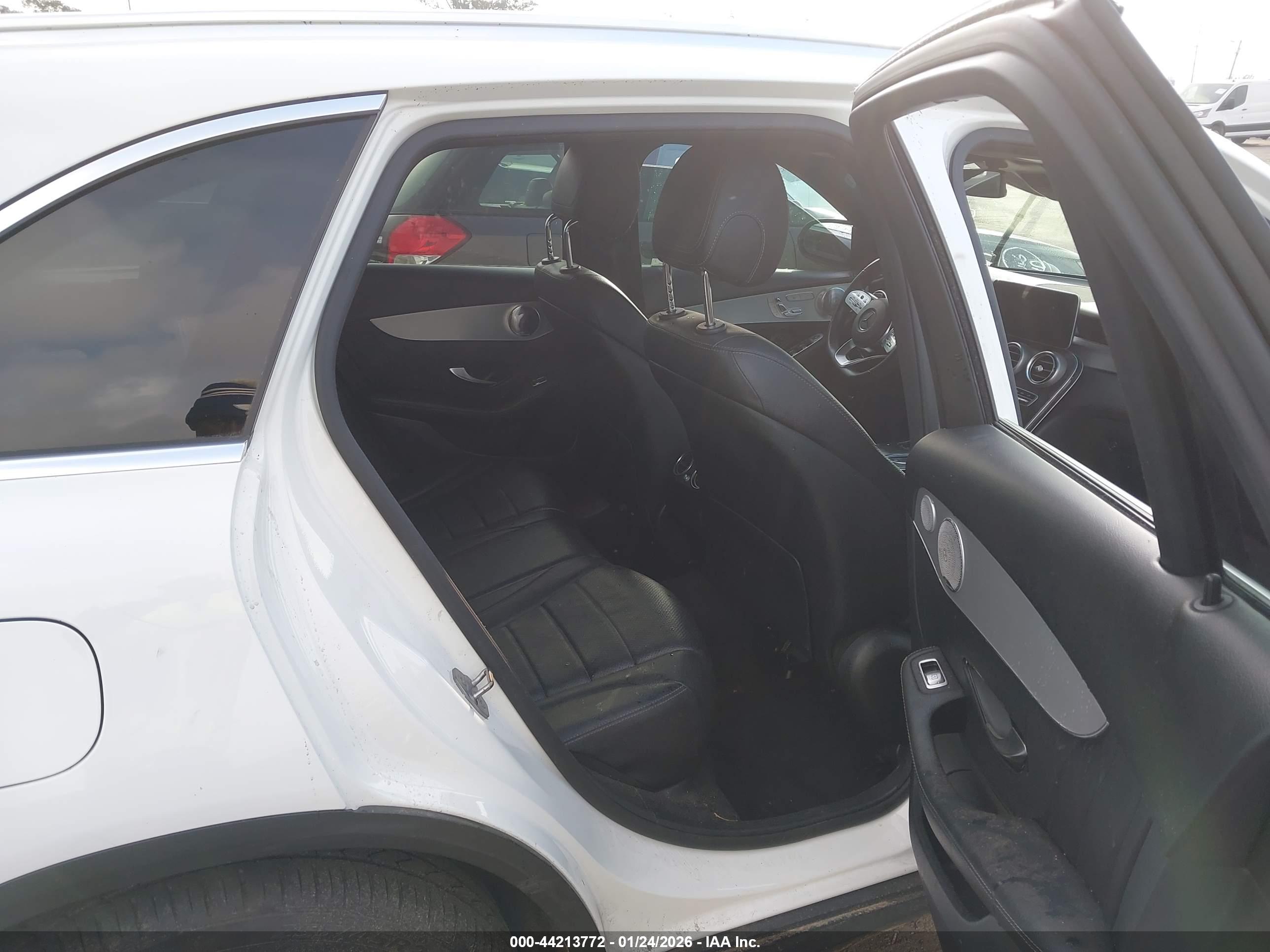 MERCEDES-BENZ GLC image 8