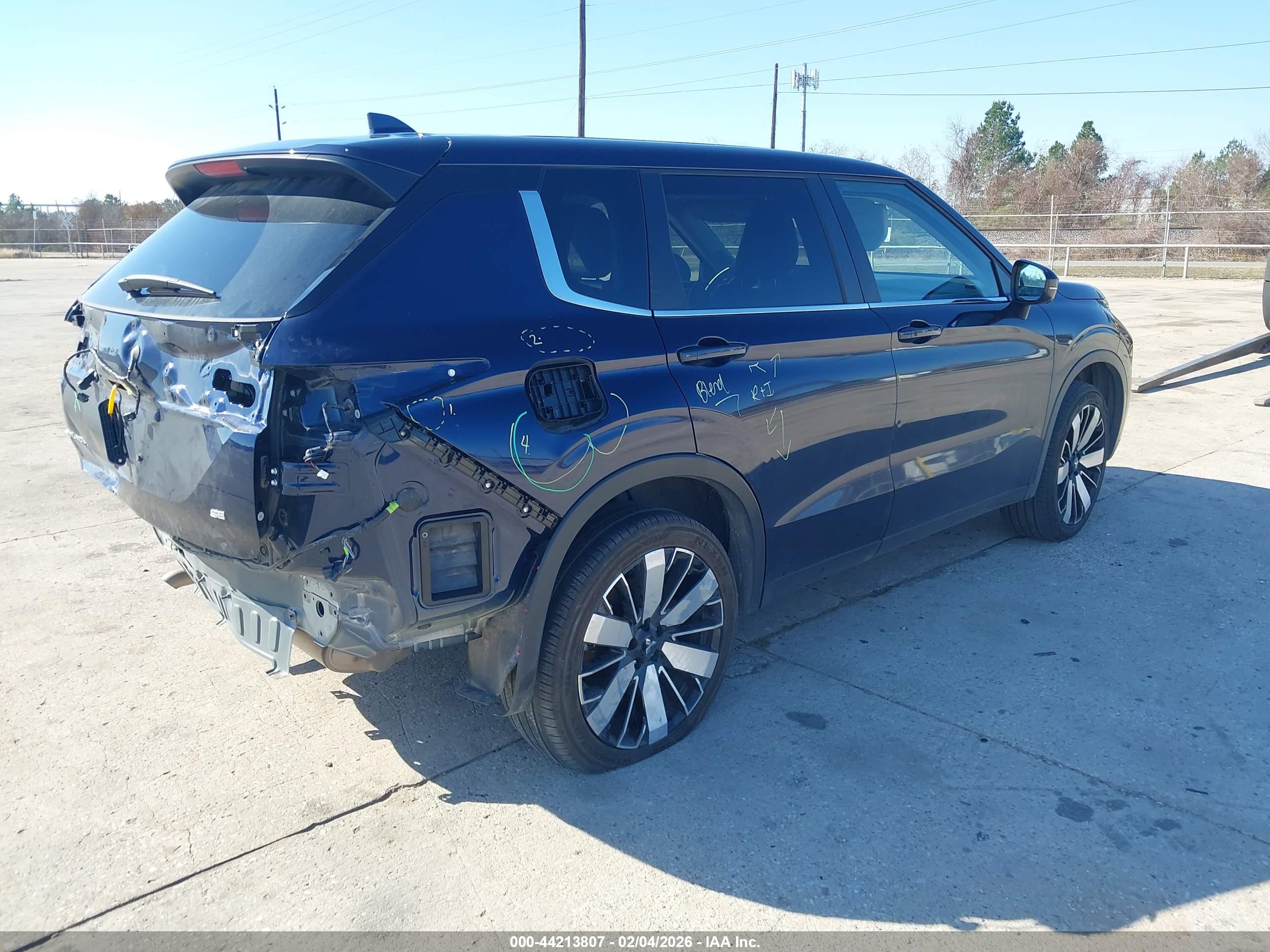 MITSUBISHI OUTLANDER image 4