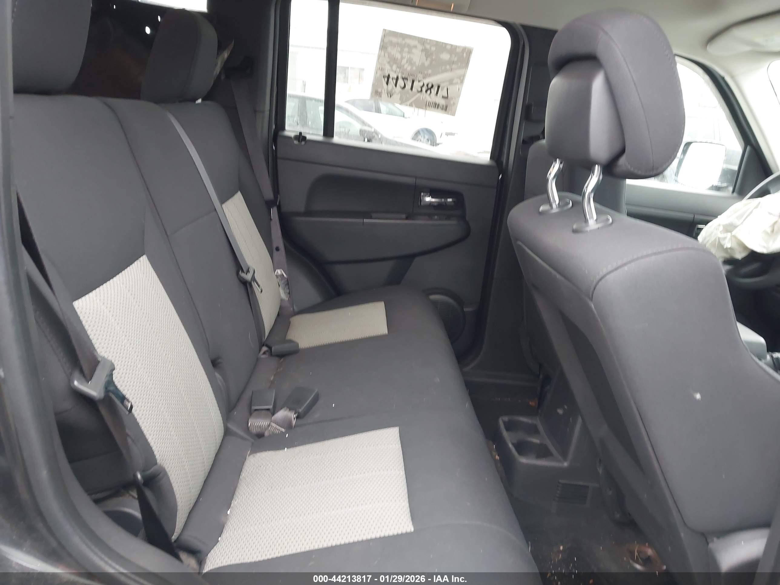 JEEP LIBERTY image 8