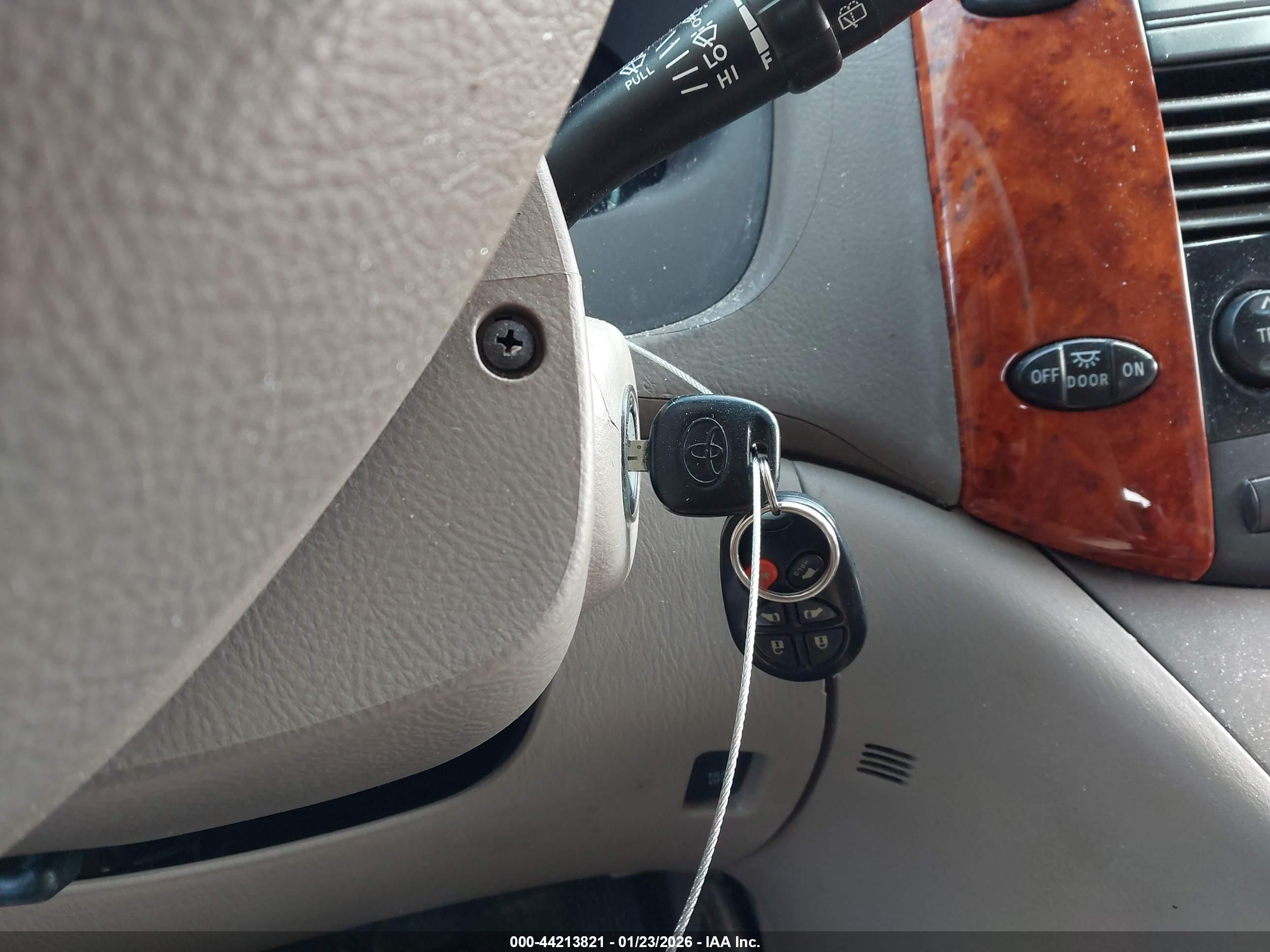 TOYOTA SIENNA image 11