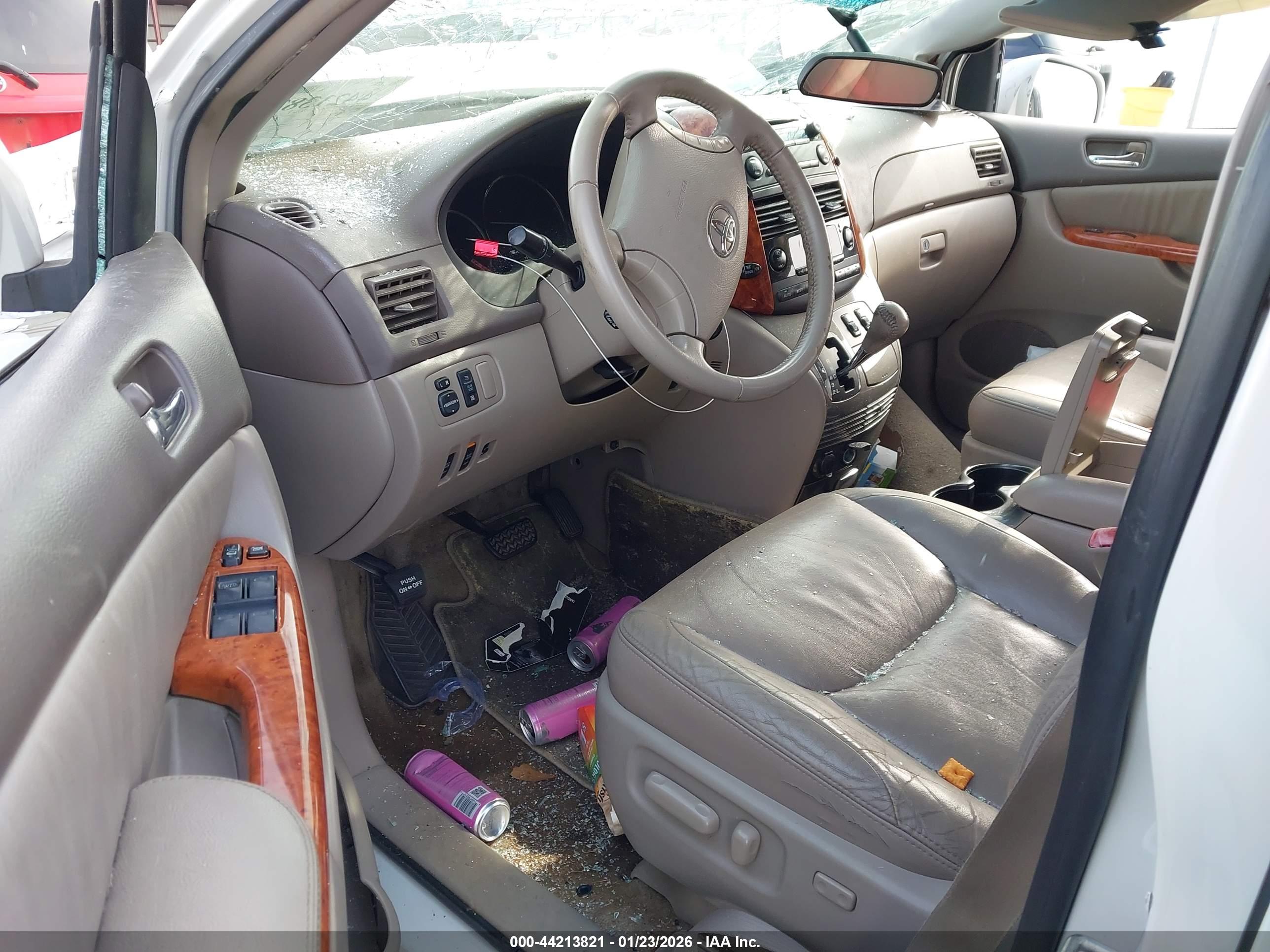 TOYOTA SIENNA image 5