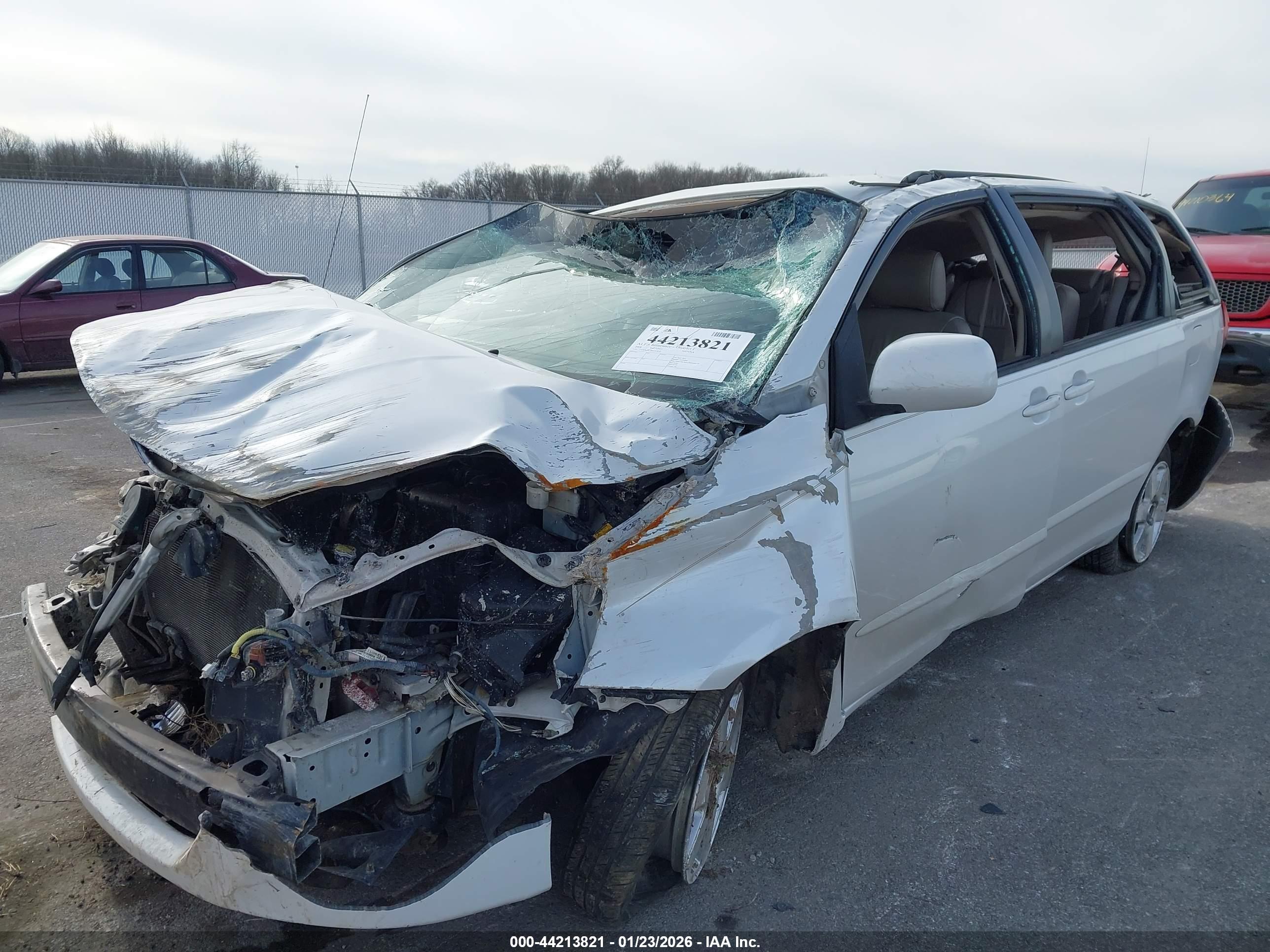 TOYOTA SIENNA image 6