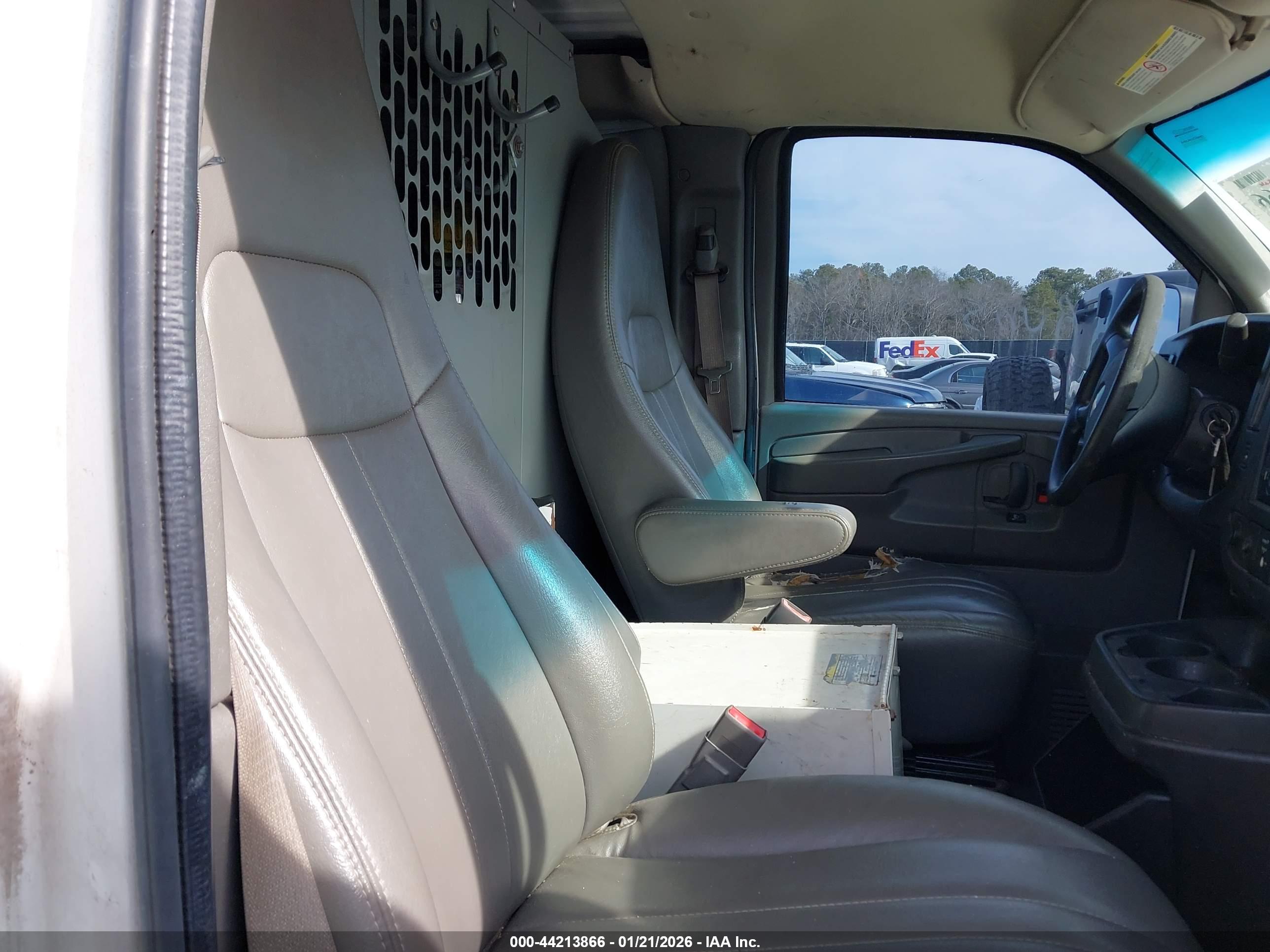 CHEVROLET EXPRESS image 8
