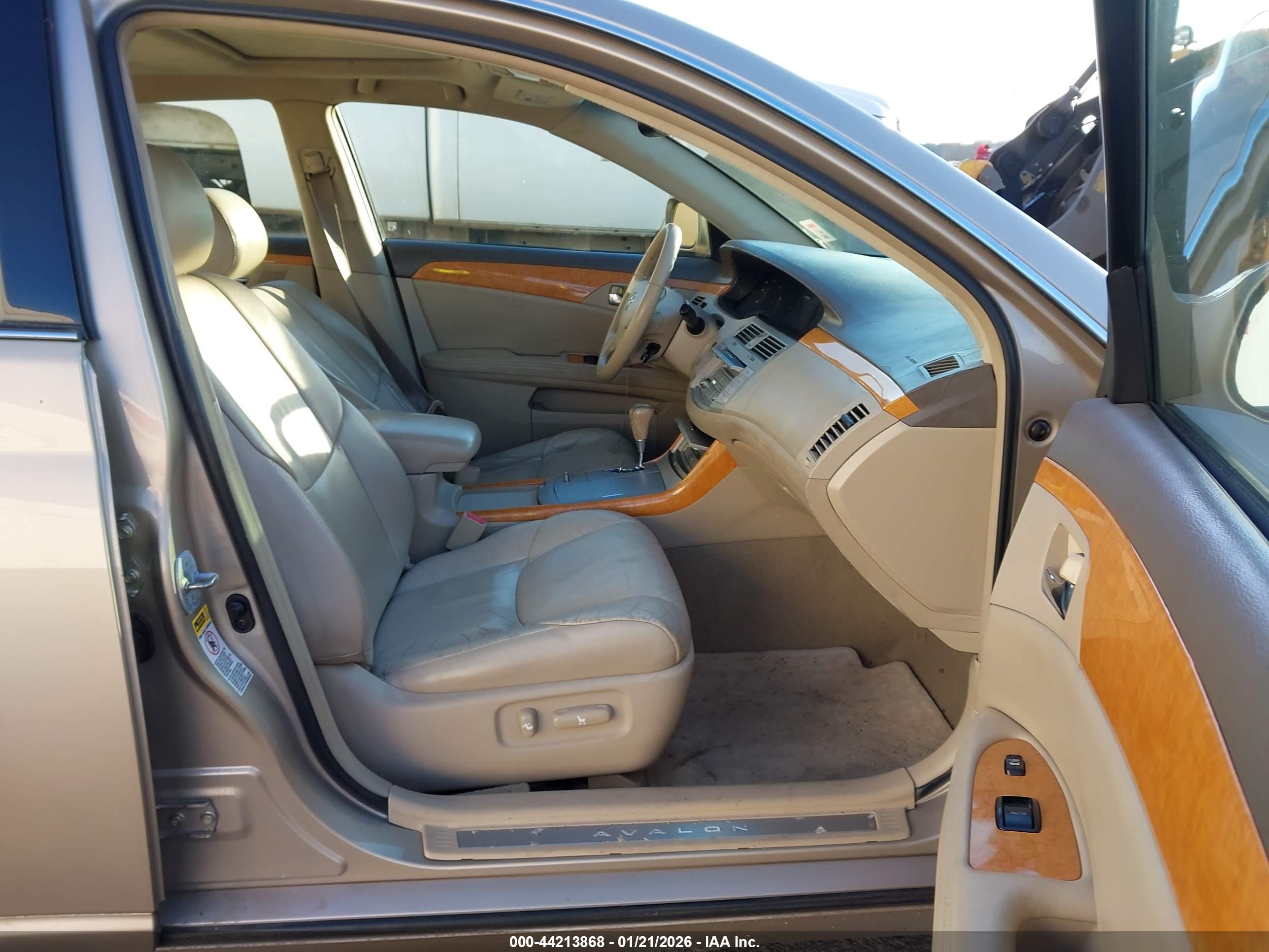 TOYOTA AVALON image 5