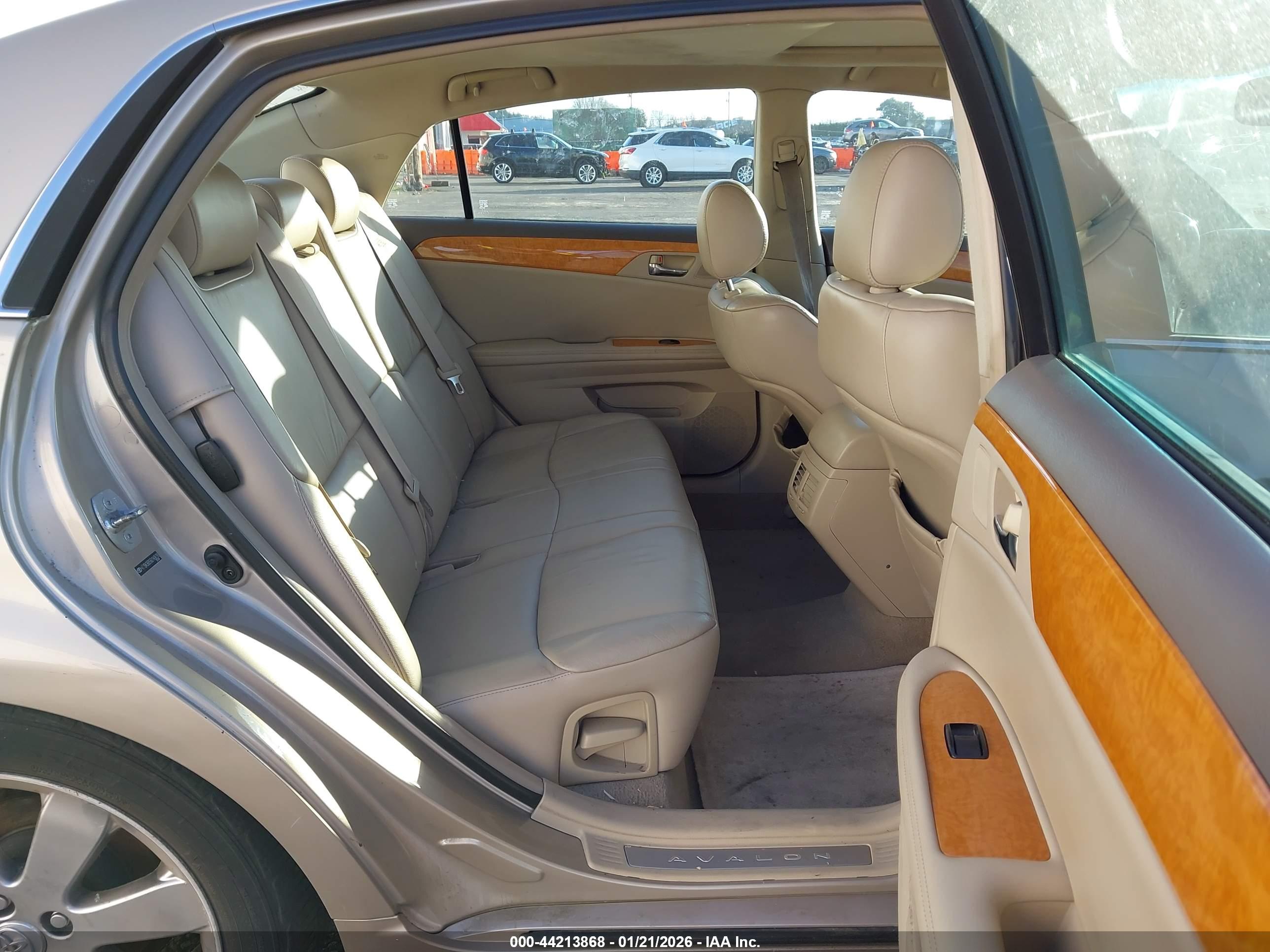 TOYOTA AVALON image 8