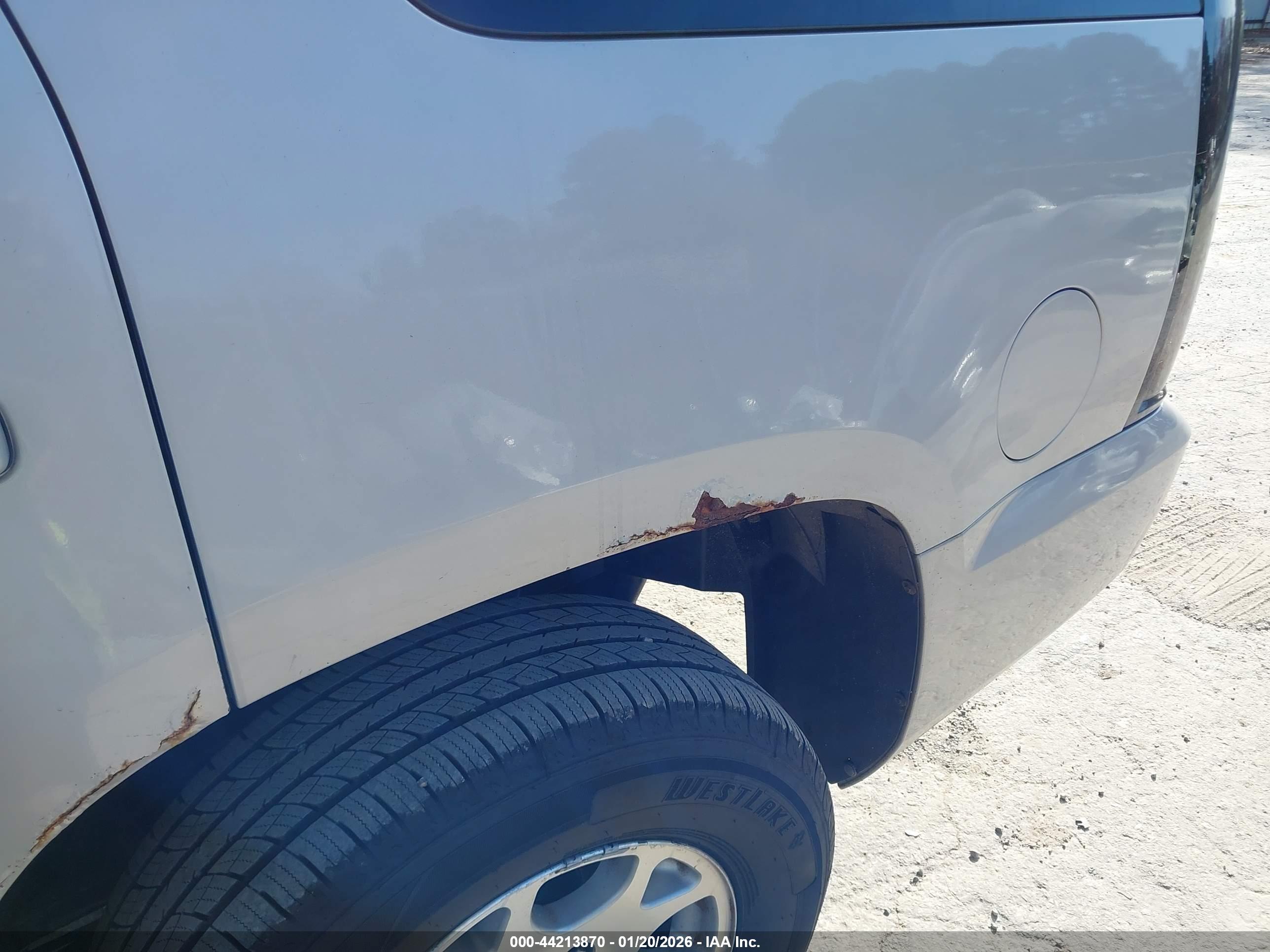 GMC YUKON image 6