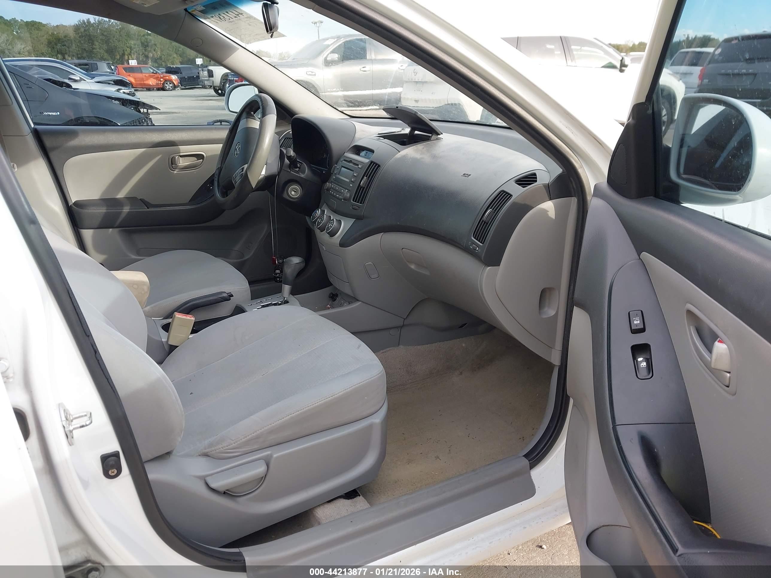 HYUNDAI ELANTRA image 5