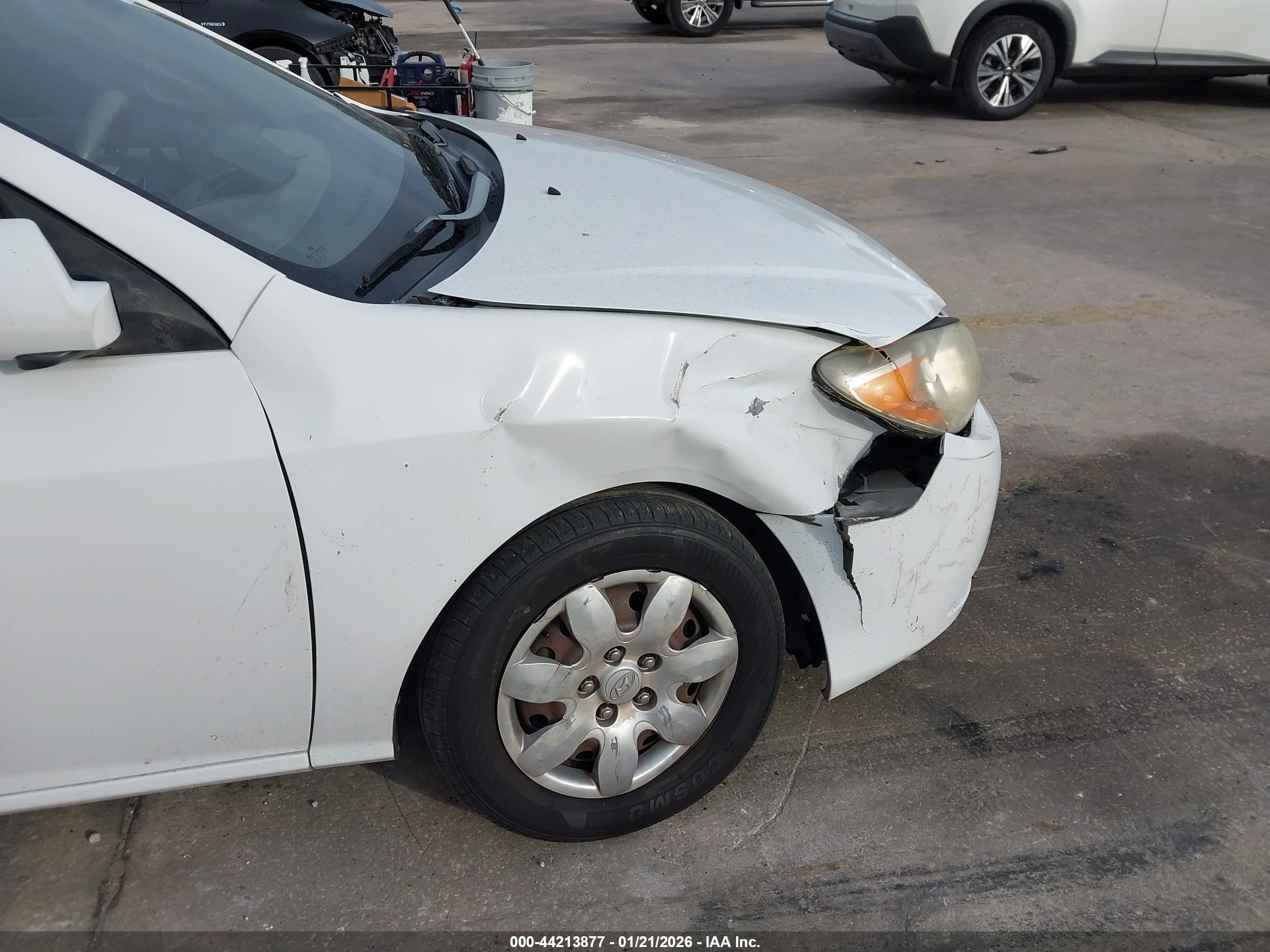 HYUNDAI ELANTRA image 6