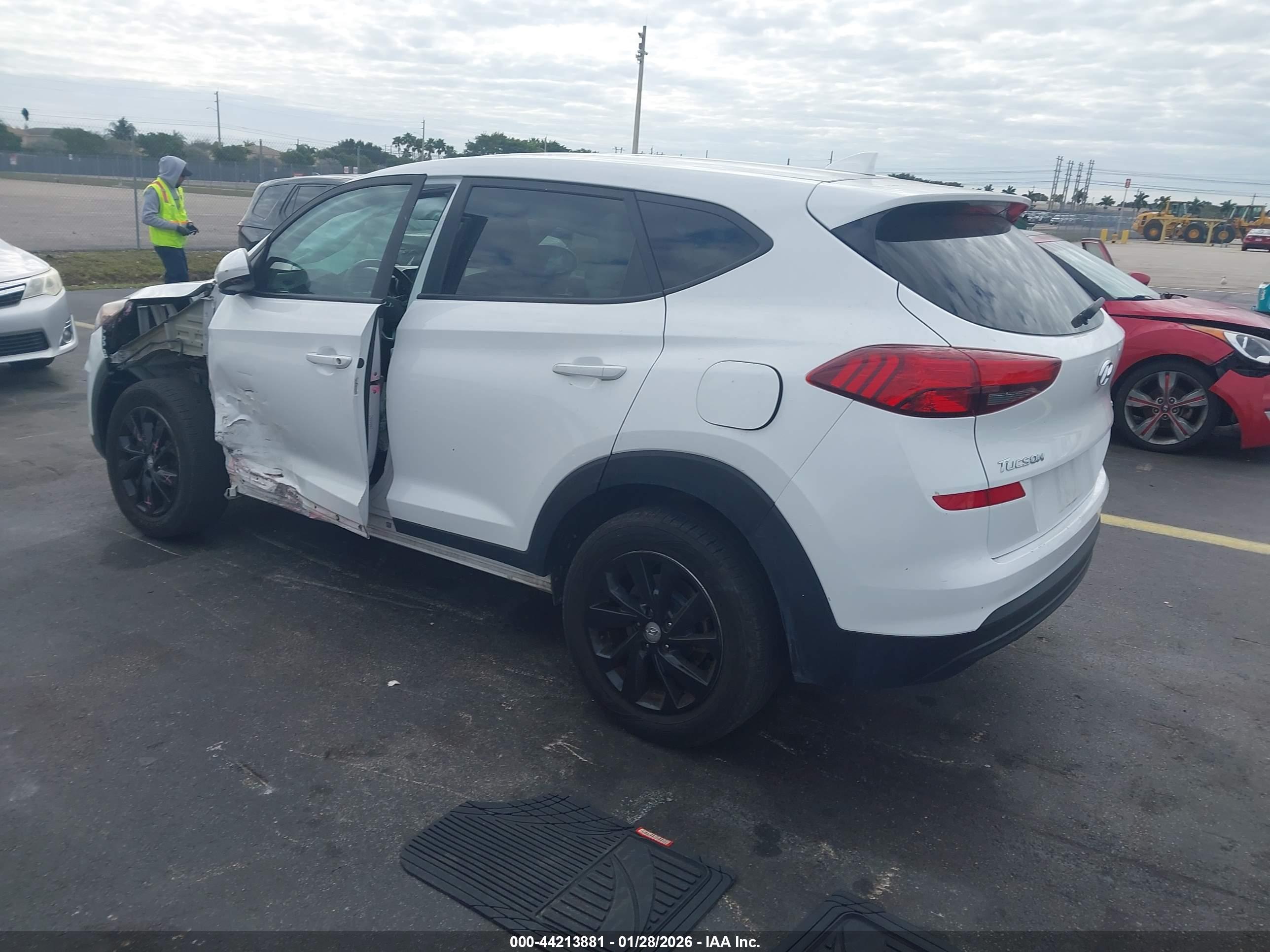 HYUNDAI TUCSON image 3