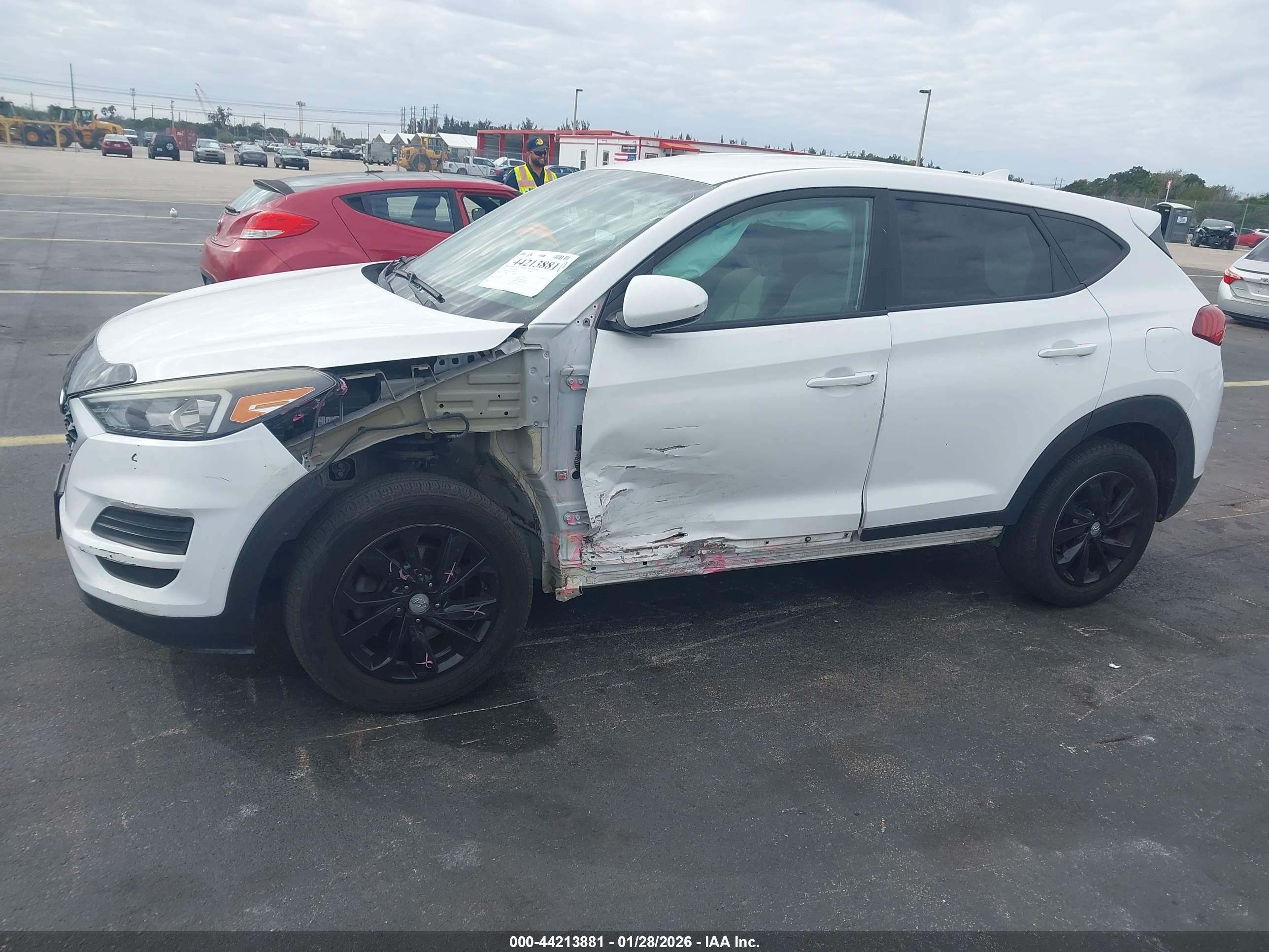 HYUNDAI TUCSON image 6
