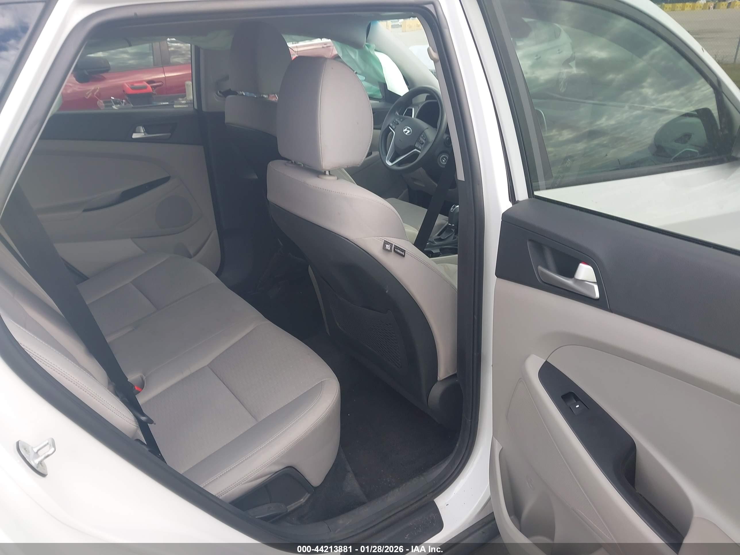 HYUNDAI TUCSON image 8