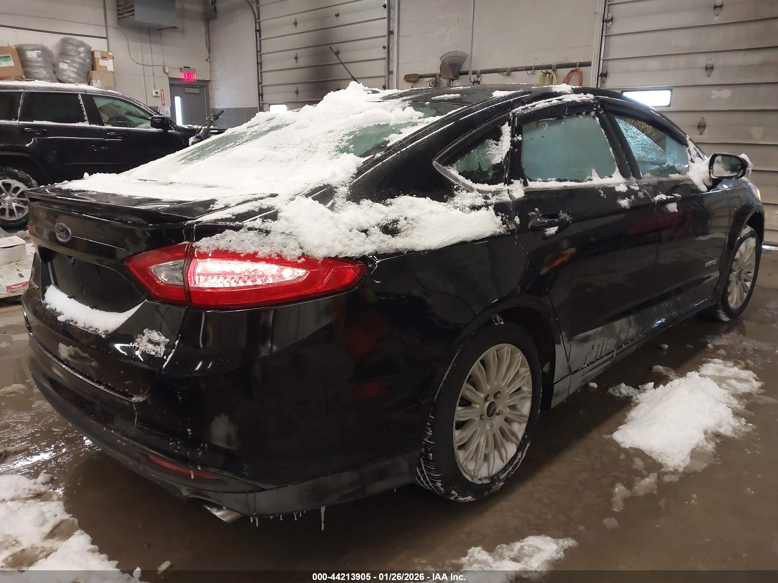 FORD FUSION image 4