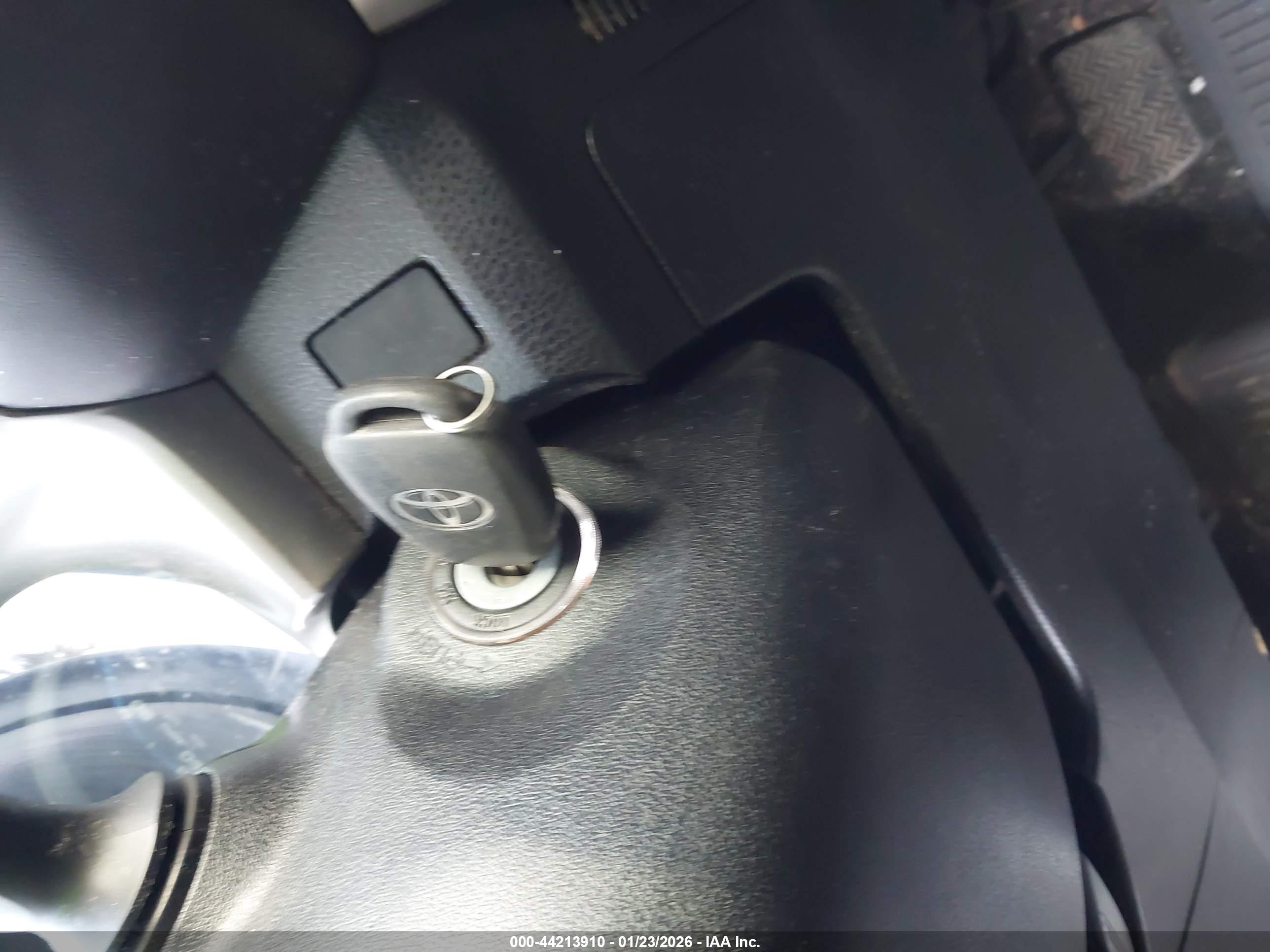 TOYOTA RAV4 image 11