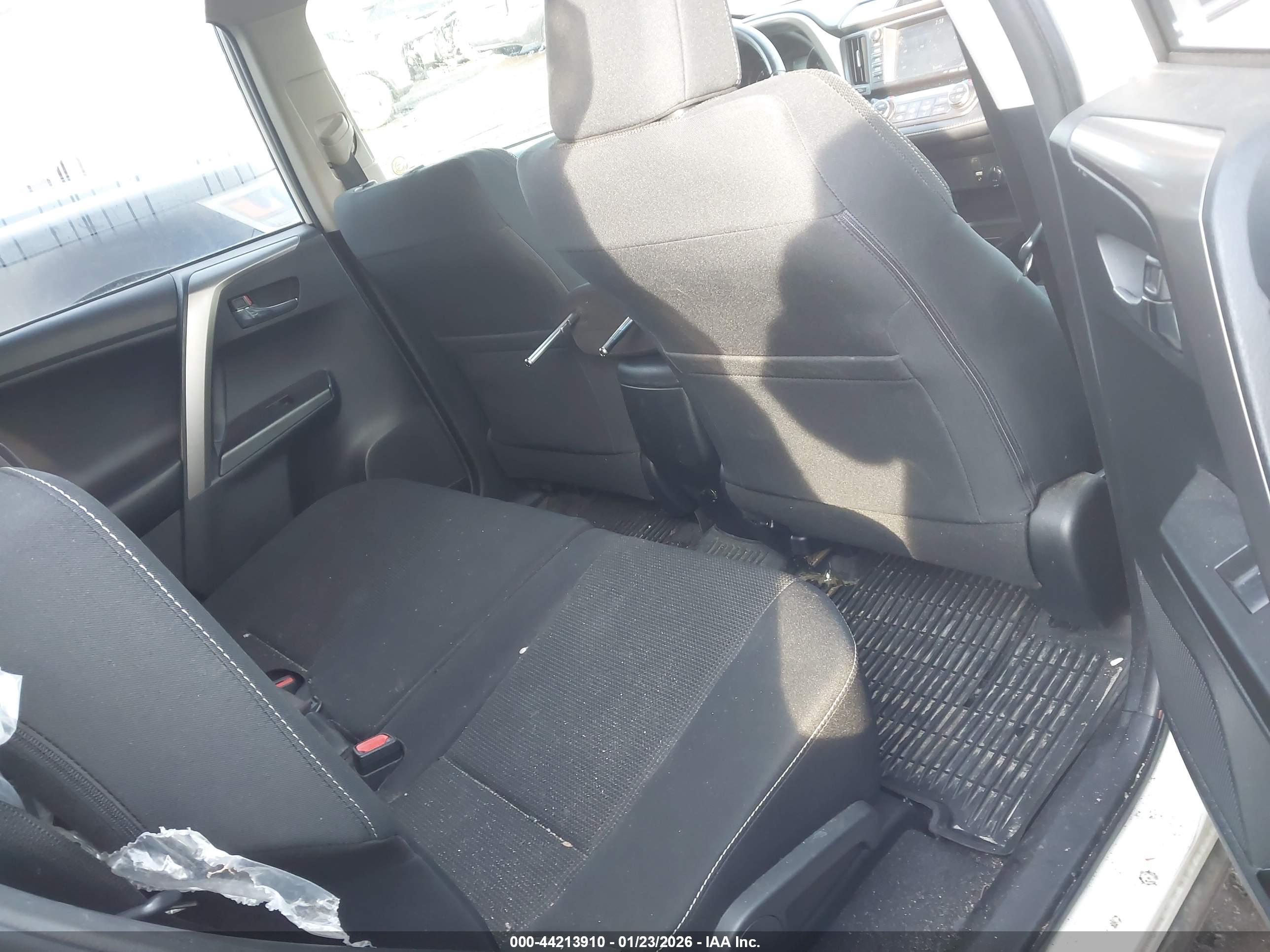TOYOTA RAV4 image 8