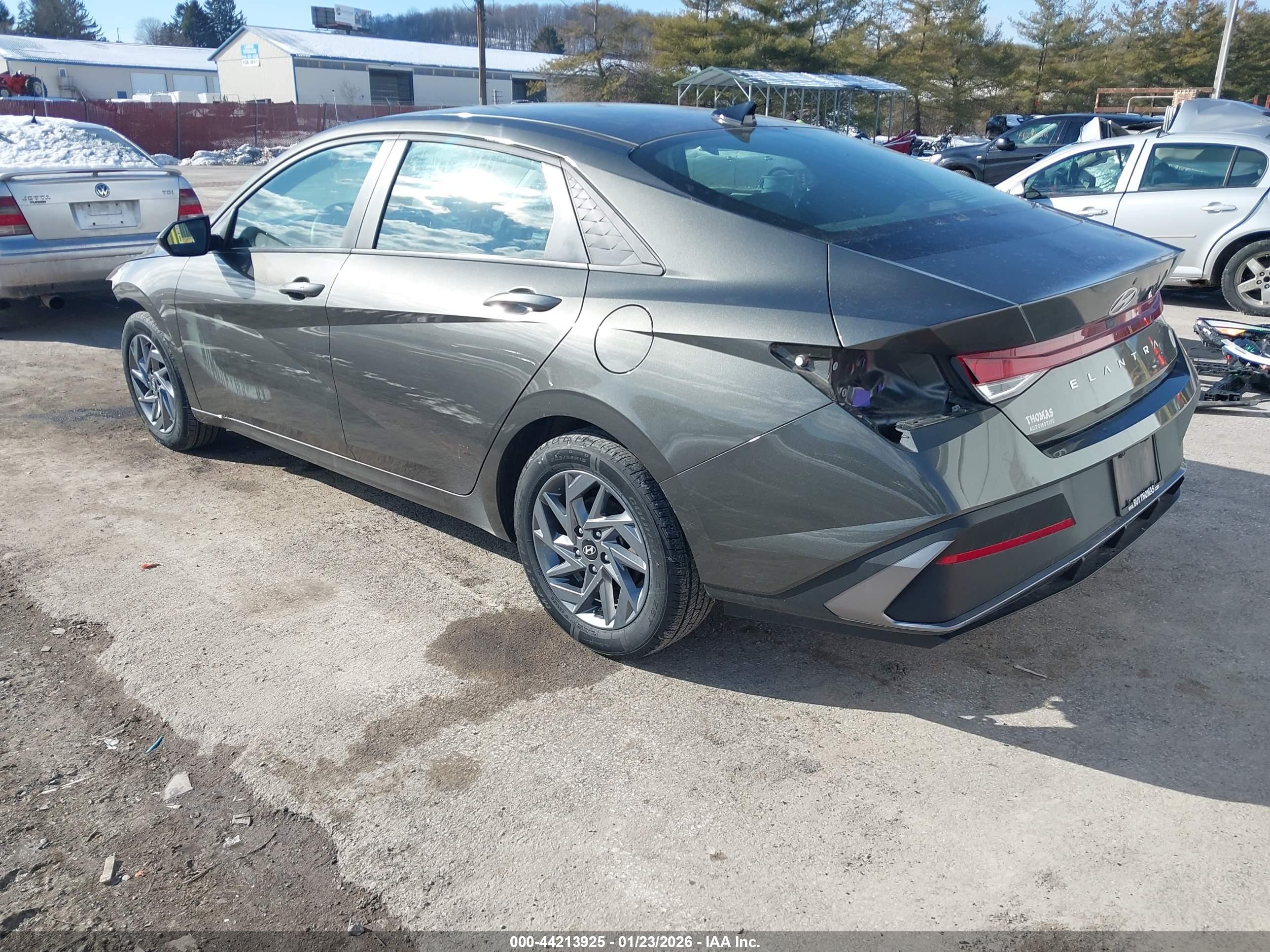HYUNDAI ELANTRA image 3
