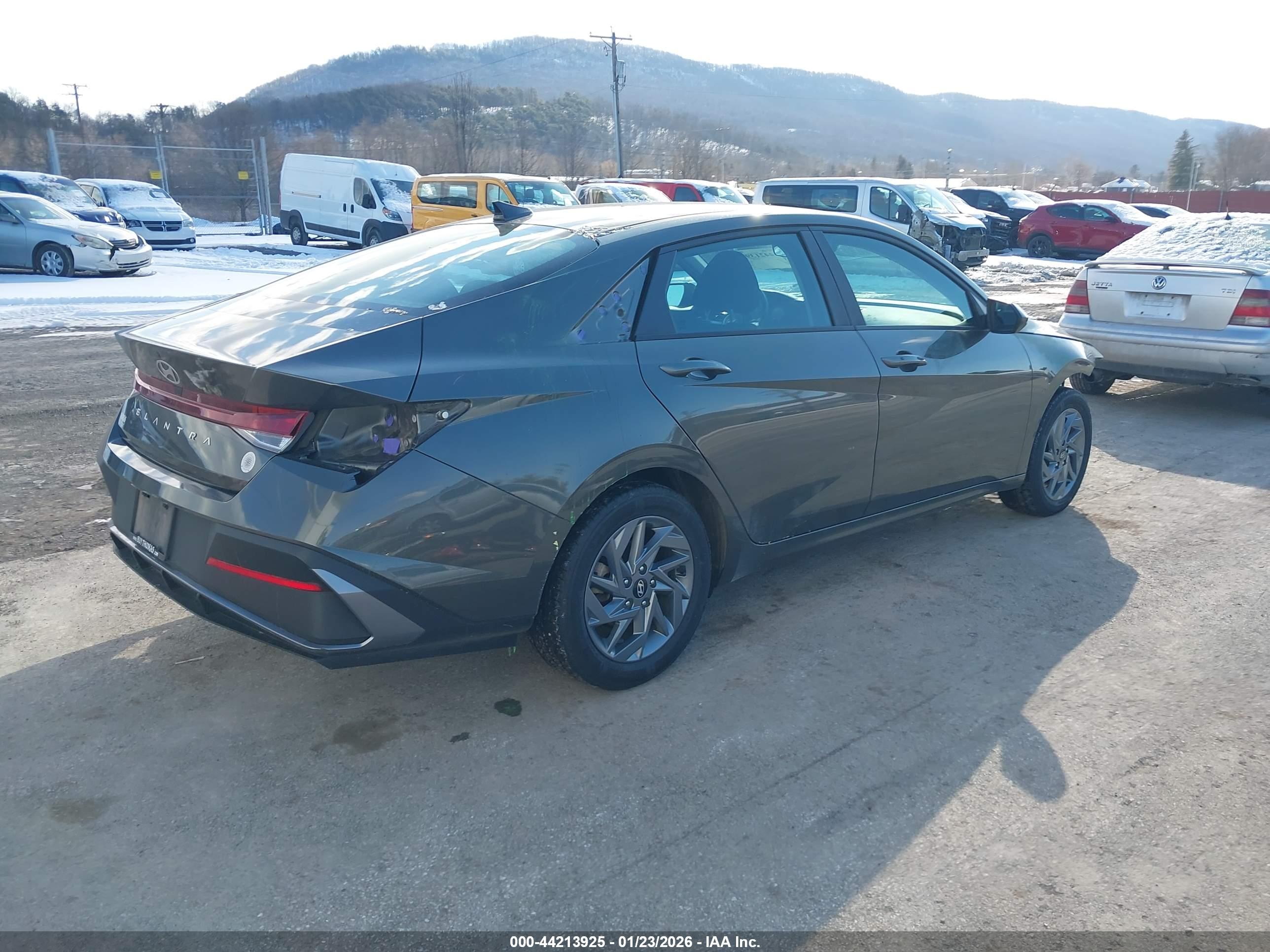HYUNDAI ELANTRA image 4