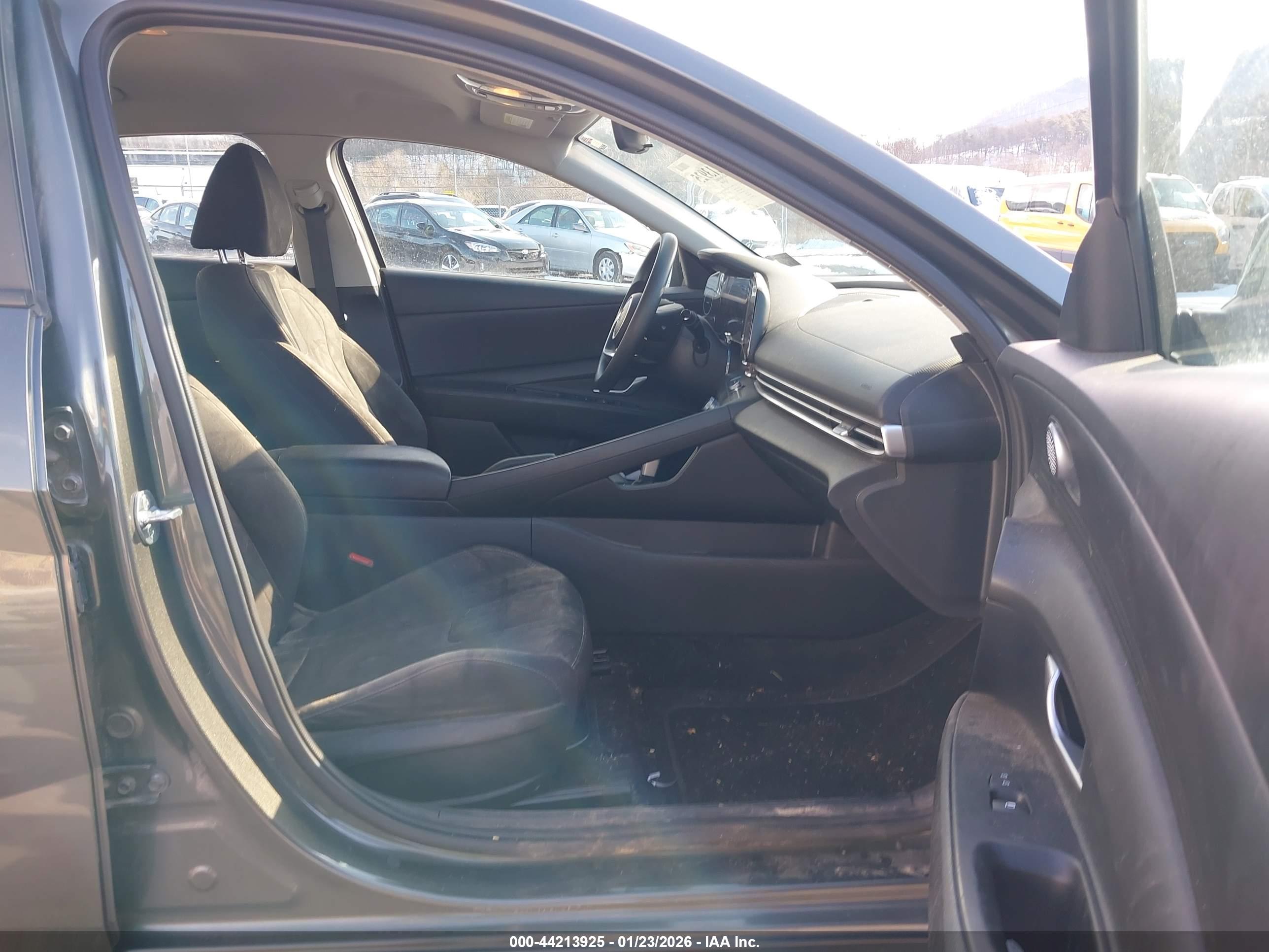 HYUNDAI ELANTRA image 5