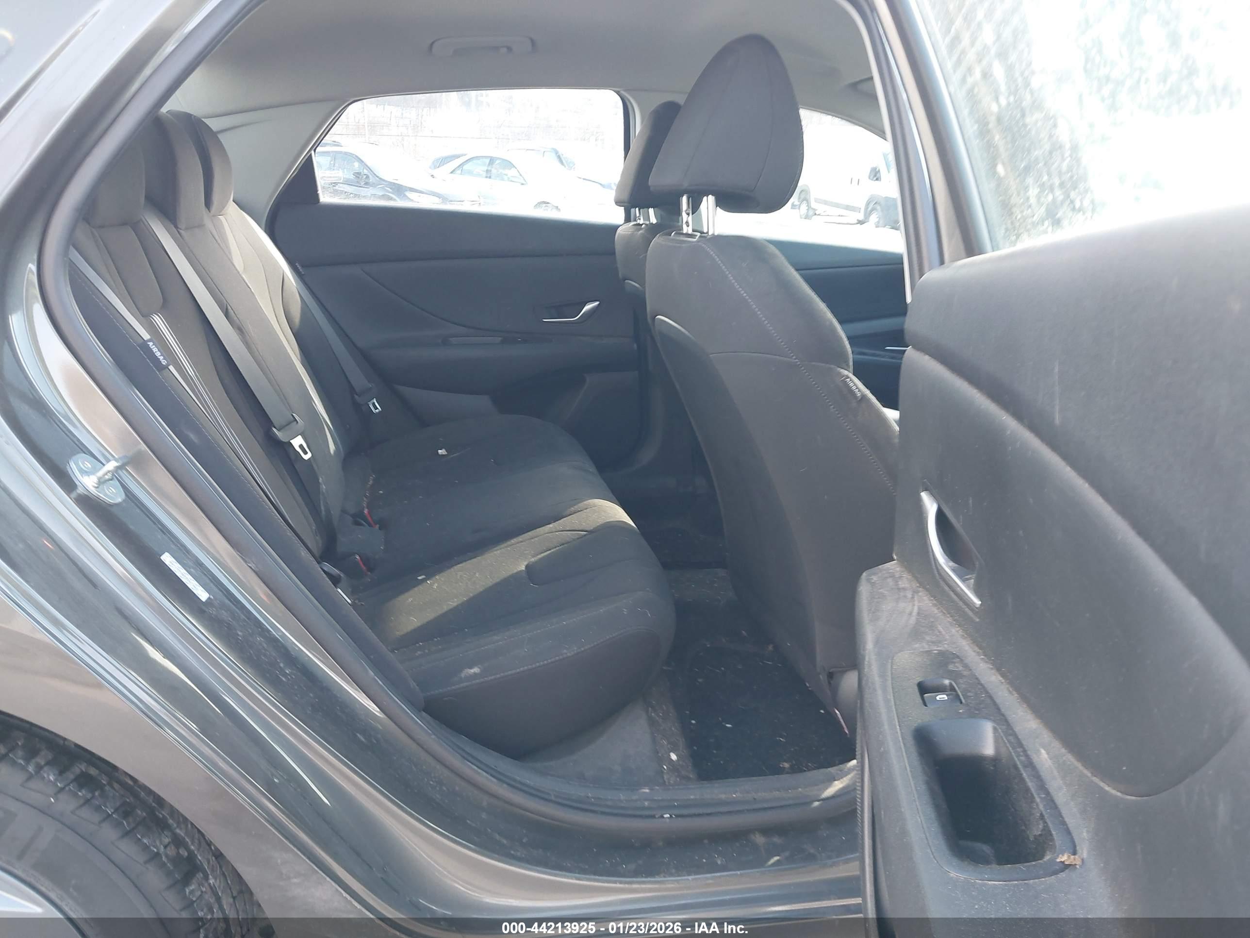 HYUNDAI ELANTRA image 8