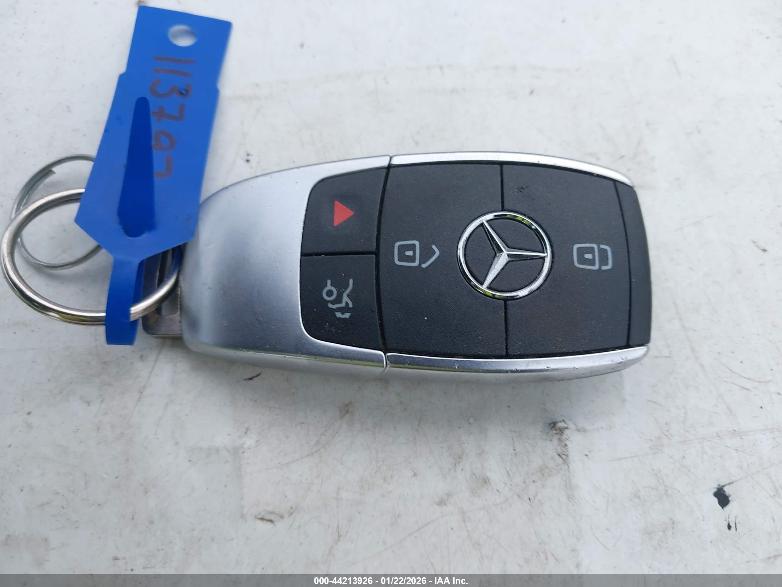 MERCEDES-BENZ GLB image 11