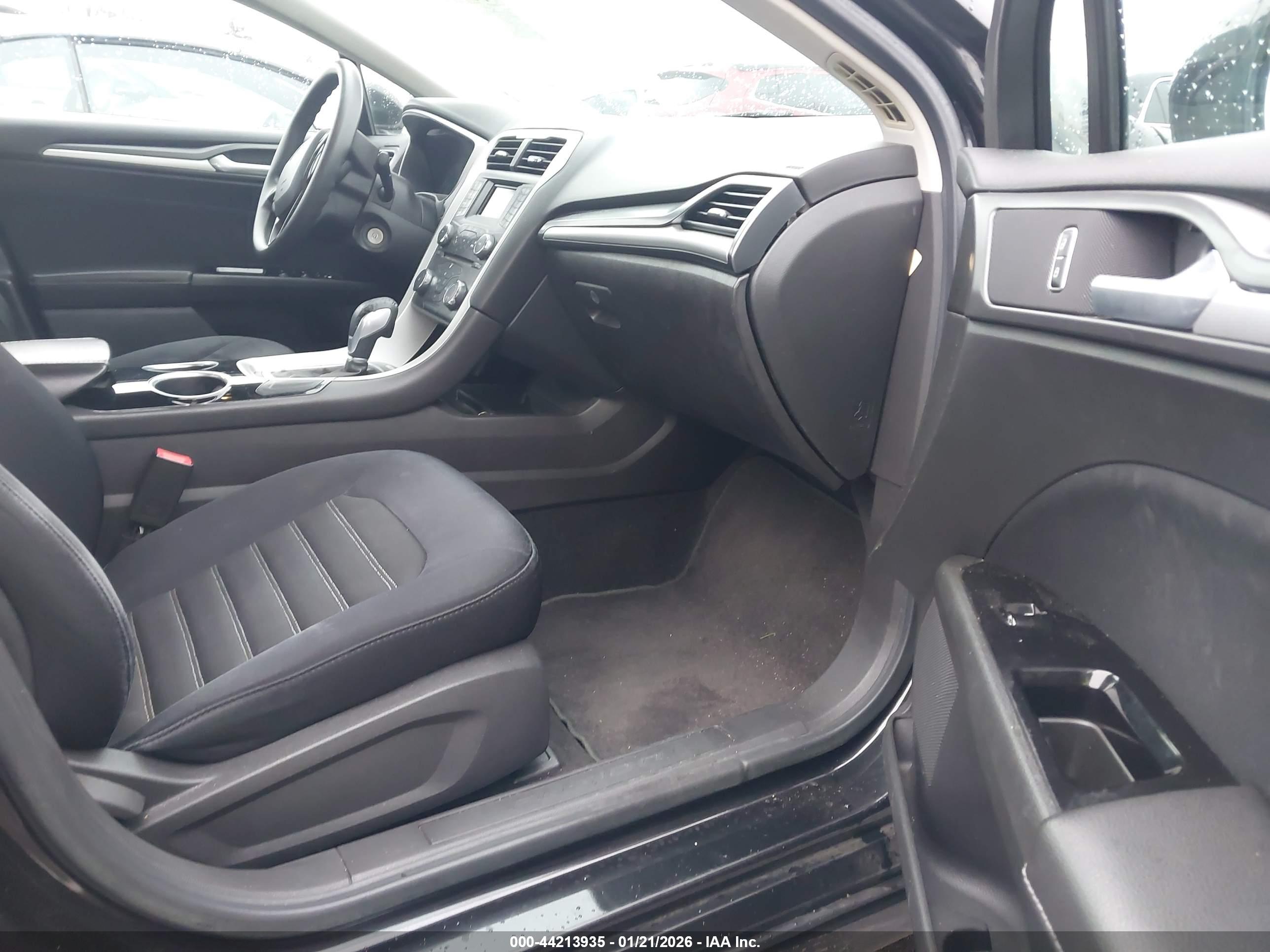 FORD FUSION image 5