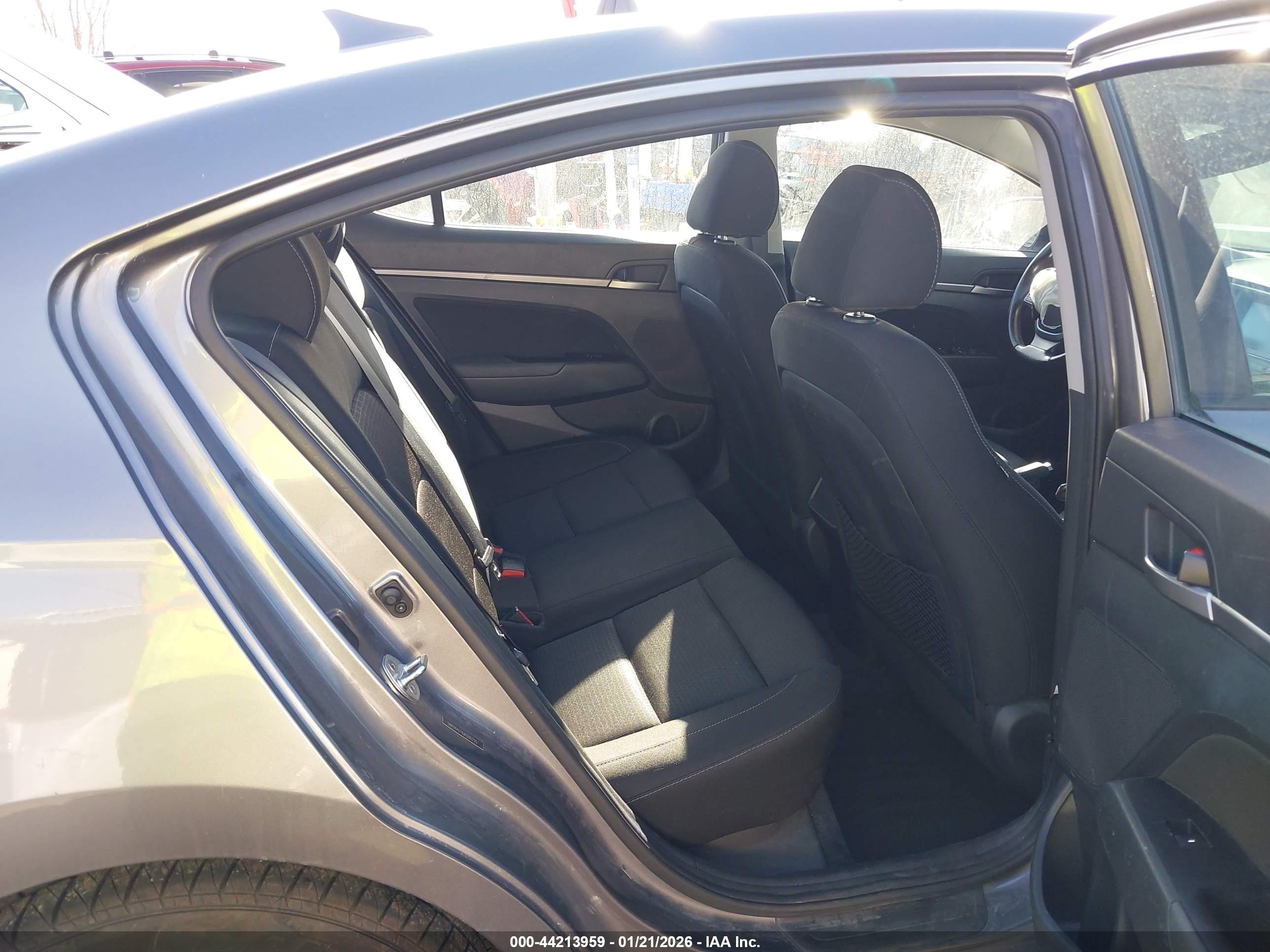 HYUNDAI ELANTRA image 8