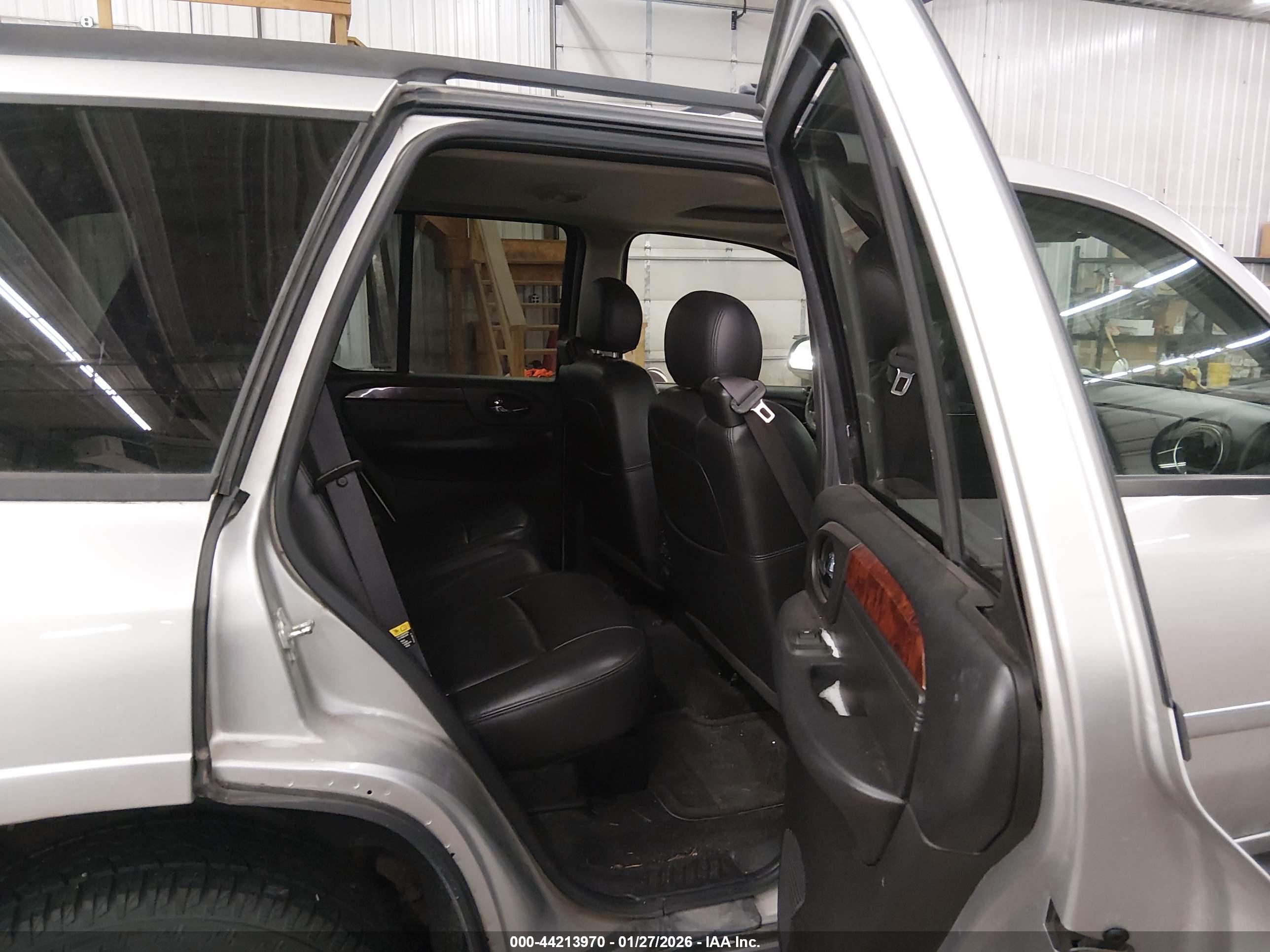 GMC ENVOY image 8
