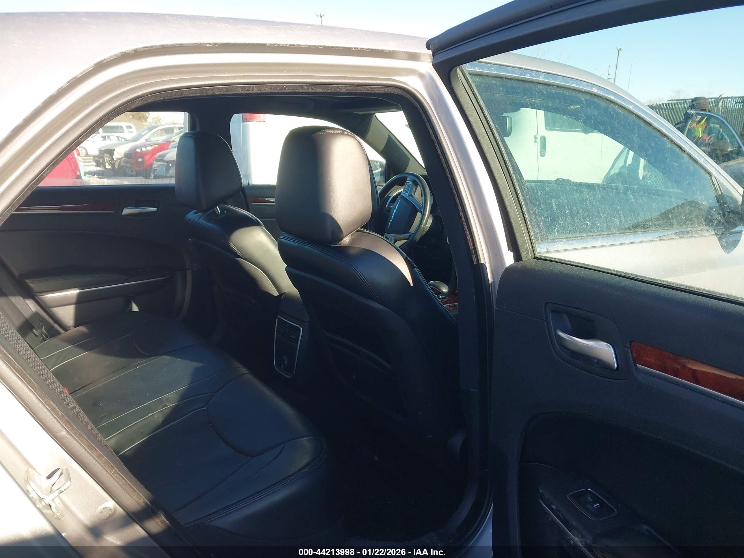 CHRYSLER 300 image 8