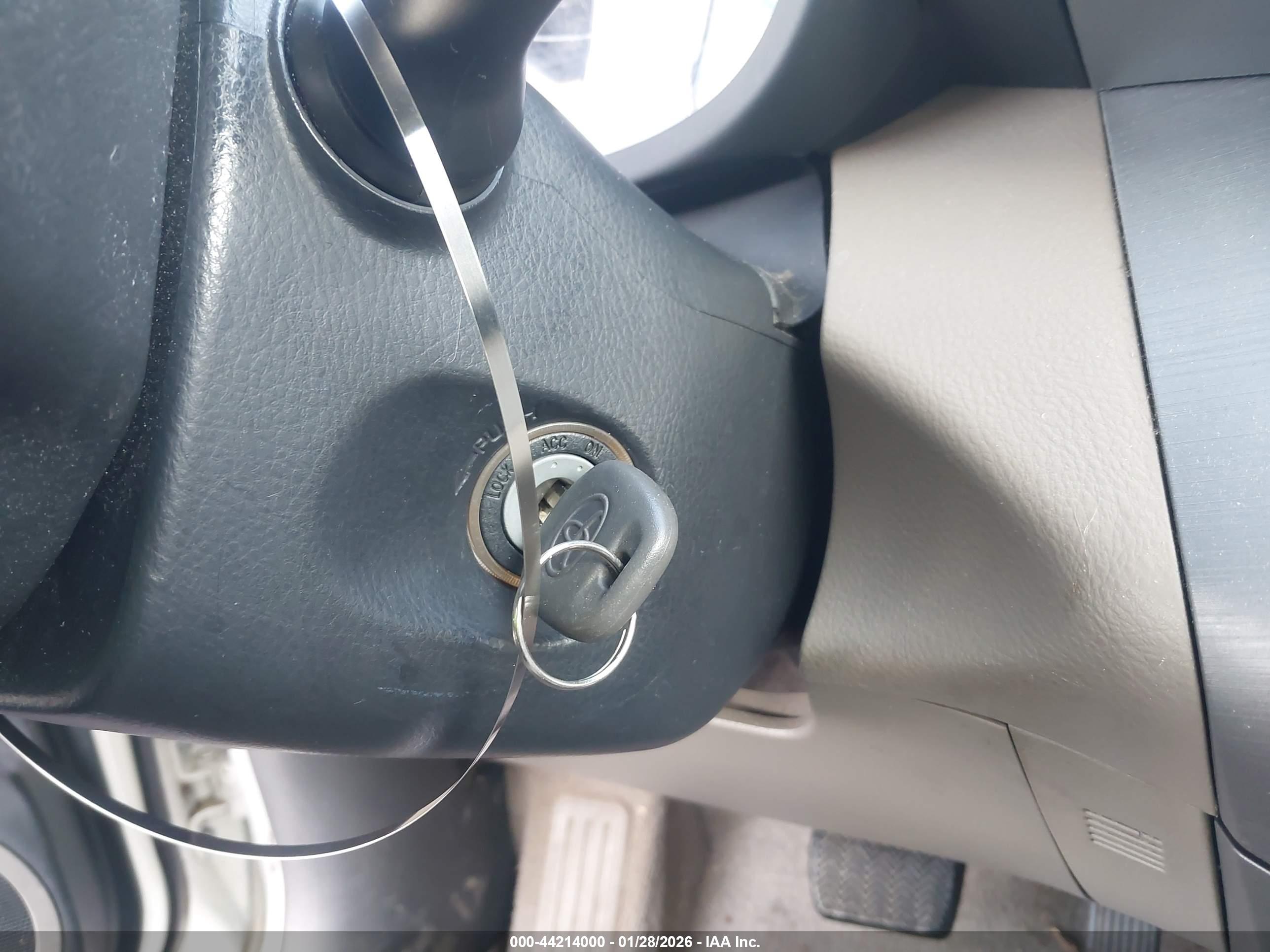 TOYOTA RAV4 image 11