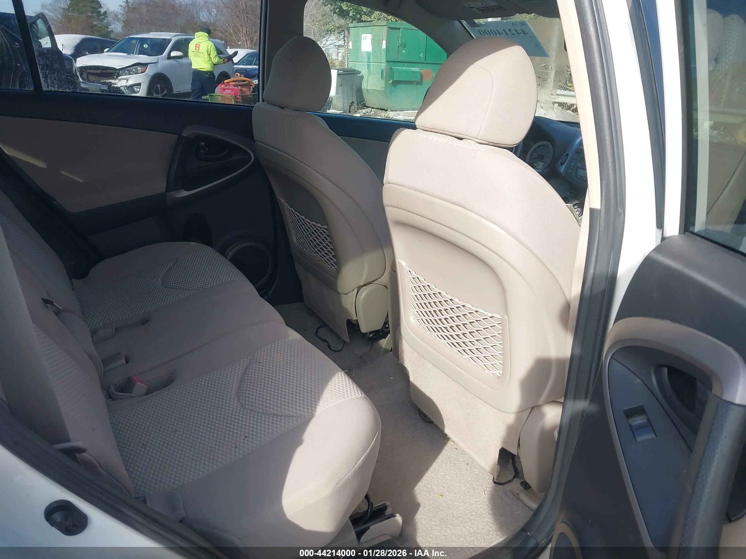 TOYOTA RAV4 image 8