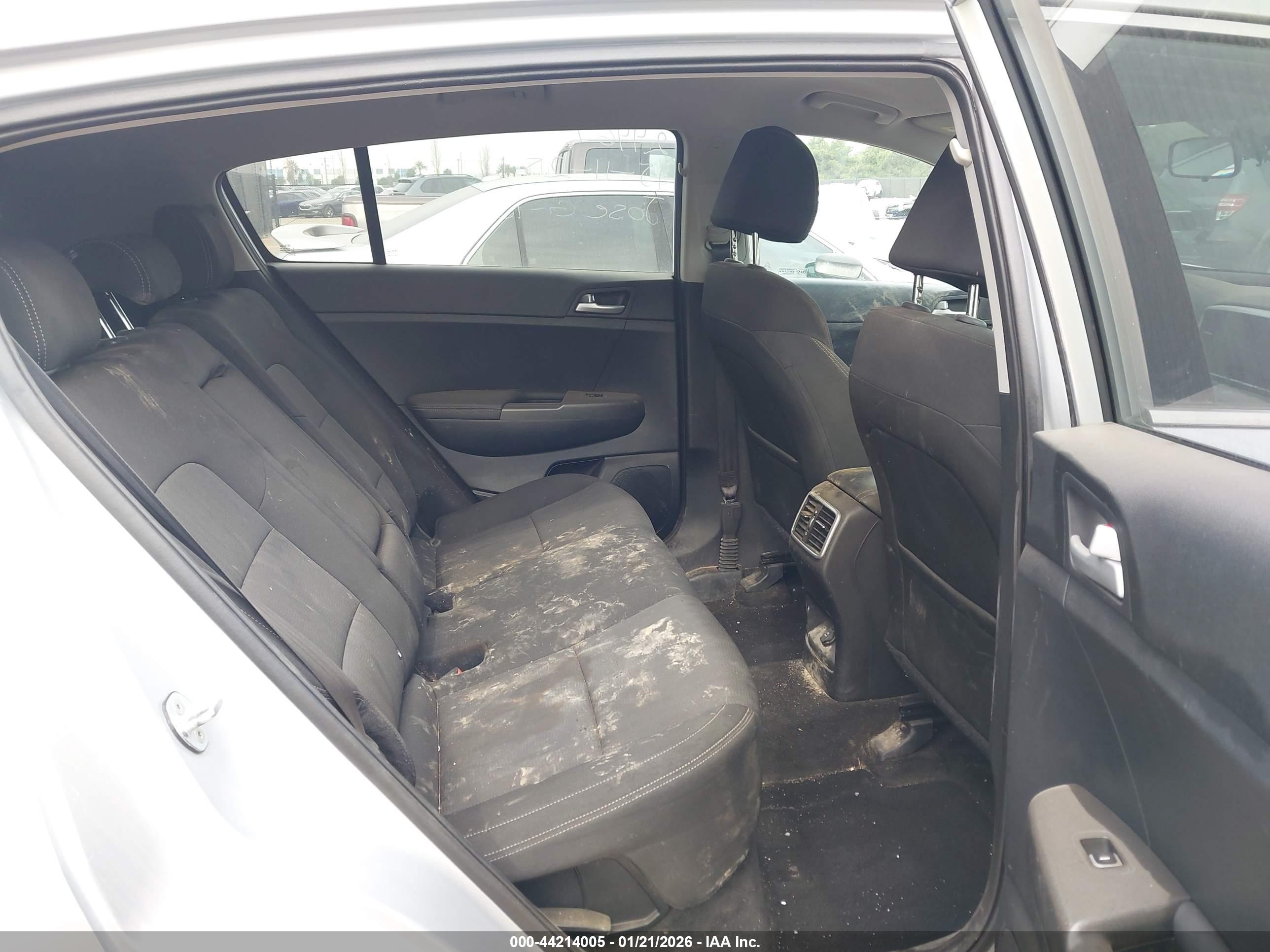 KIA SPORTAGE image 8